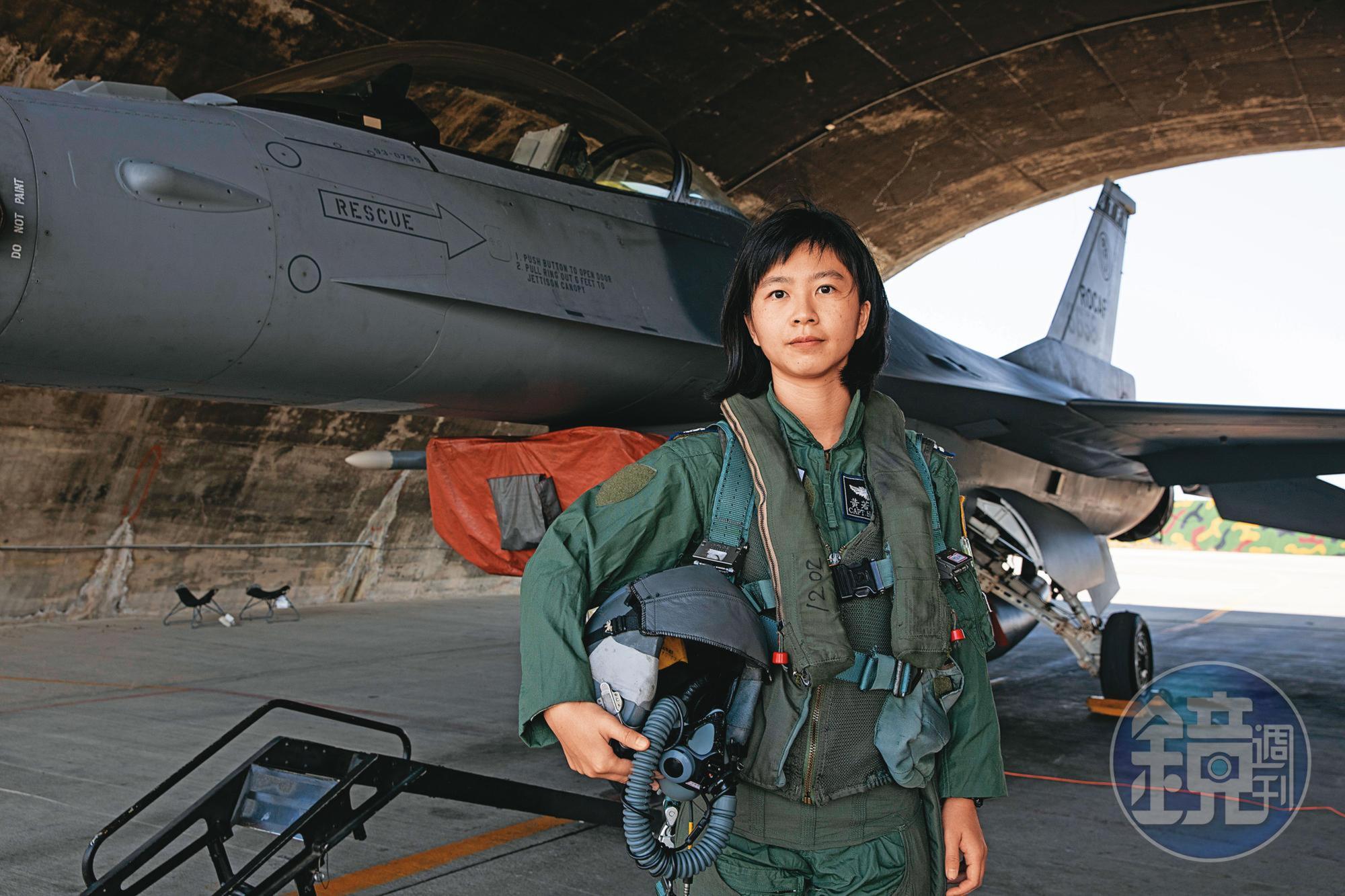 台灣空軍首批完成性能提升的F-16V戰機作戰隊於11月18日正式成軍。圖為F-16V戰鬥機與黃若宜。
