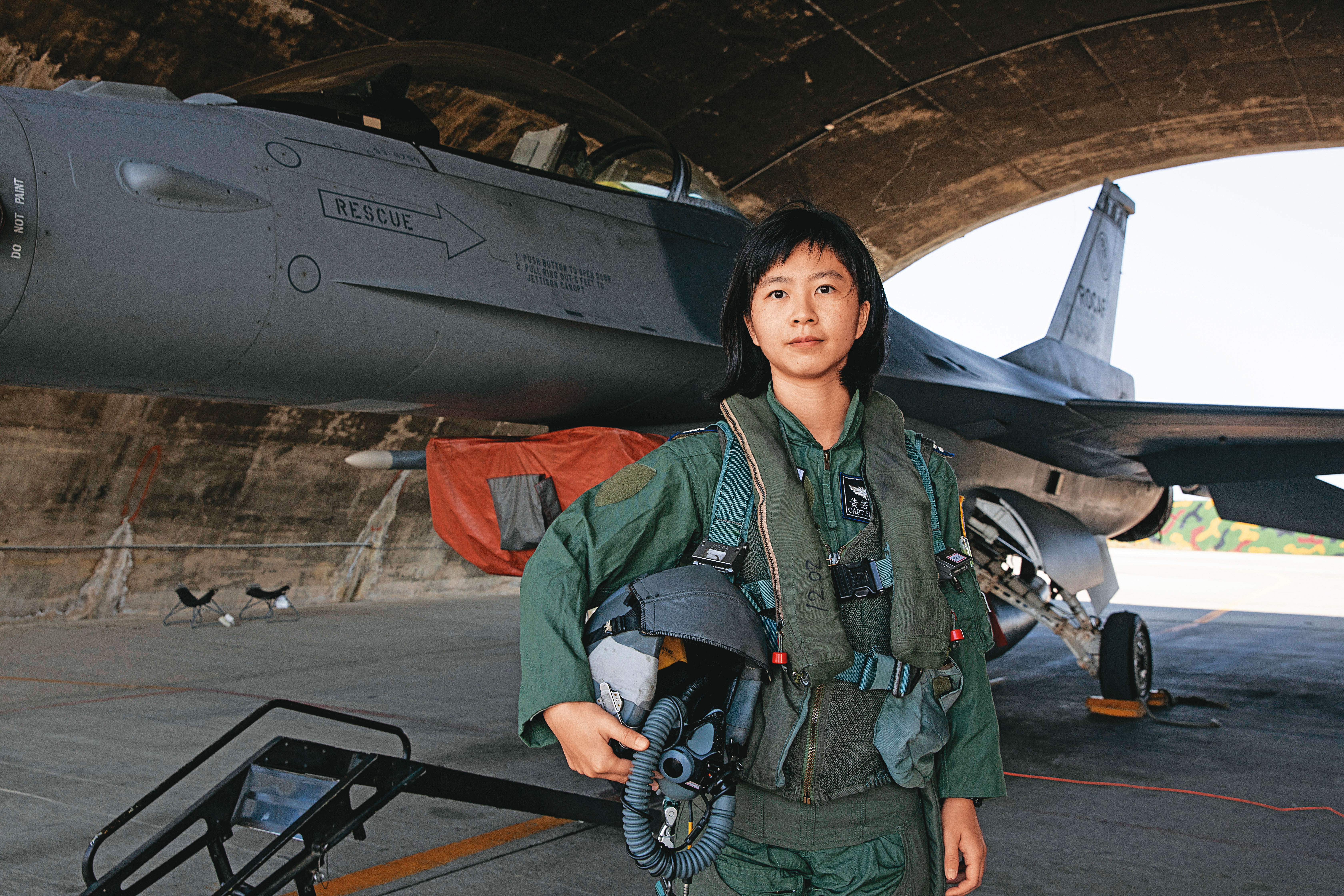 台灣空軍首批完成性能提升的F-16V戰機作戰隊於11月18日正式成軍。圖為F-16V戰鬥機與黃若宜。