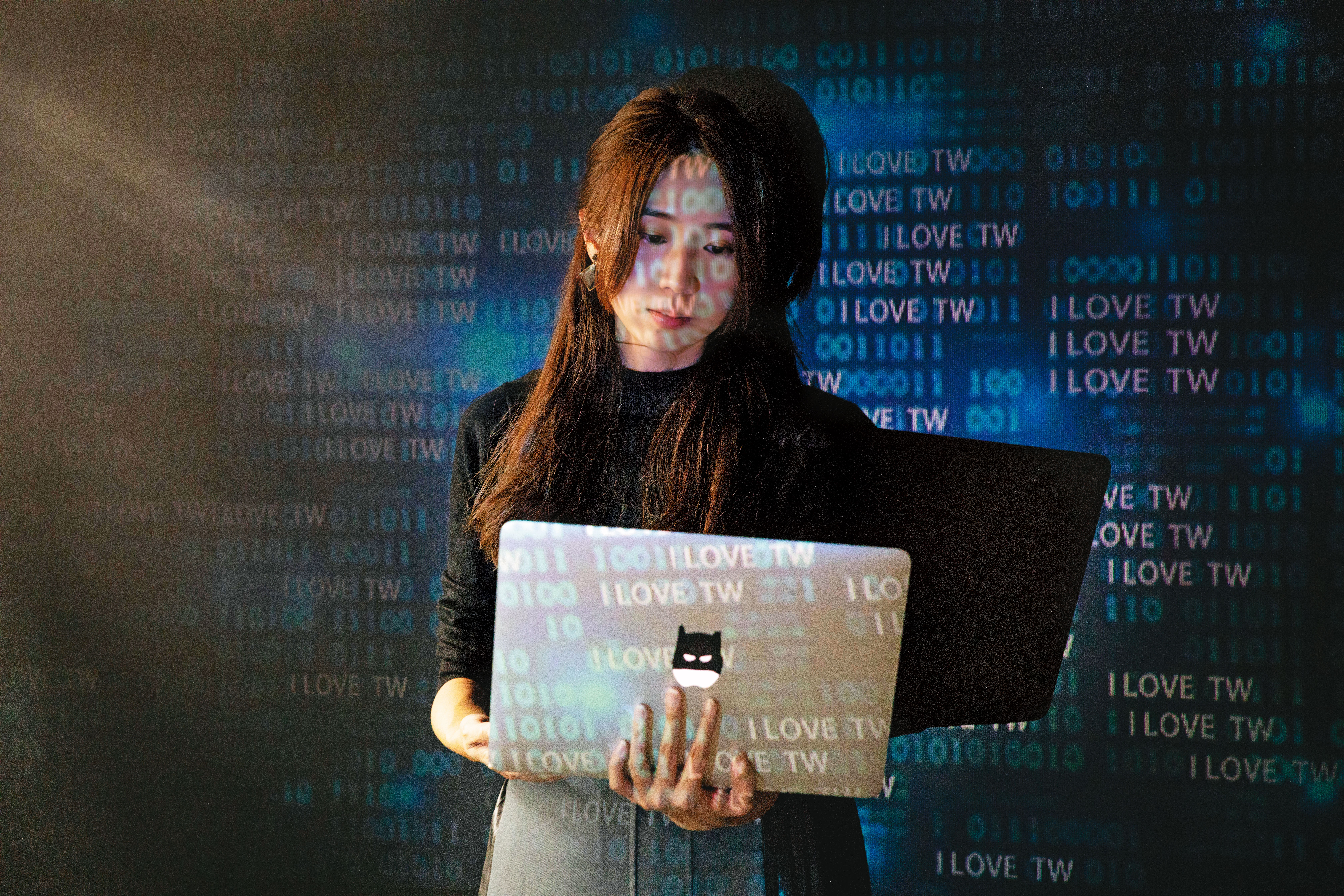 台灣數位外交協會理事長郭家佑同時也是該組織的創辦人，她帶領團隊，致力國外社群操作經驗系統化、推動參與式的公眾外交思維。