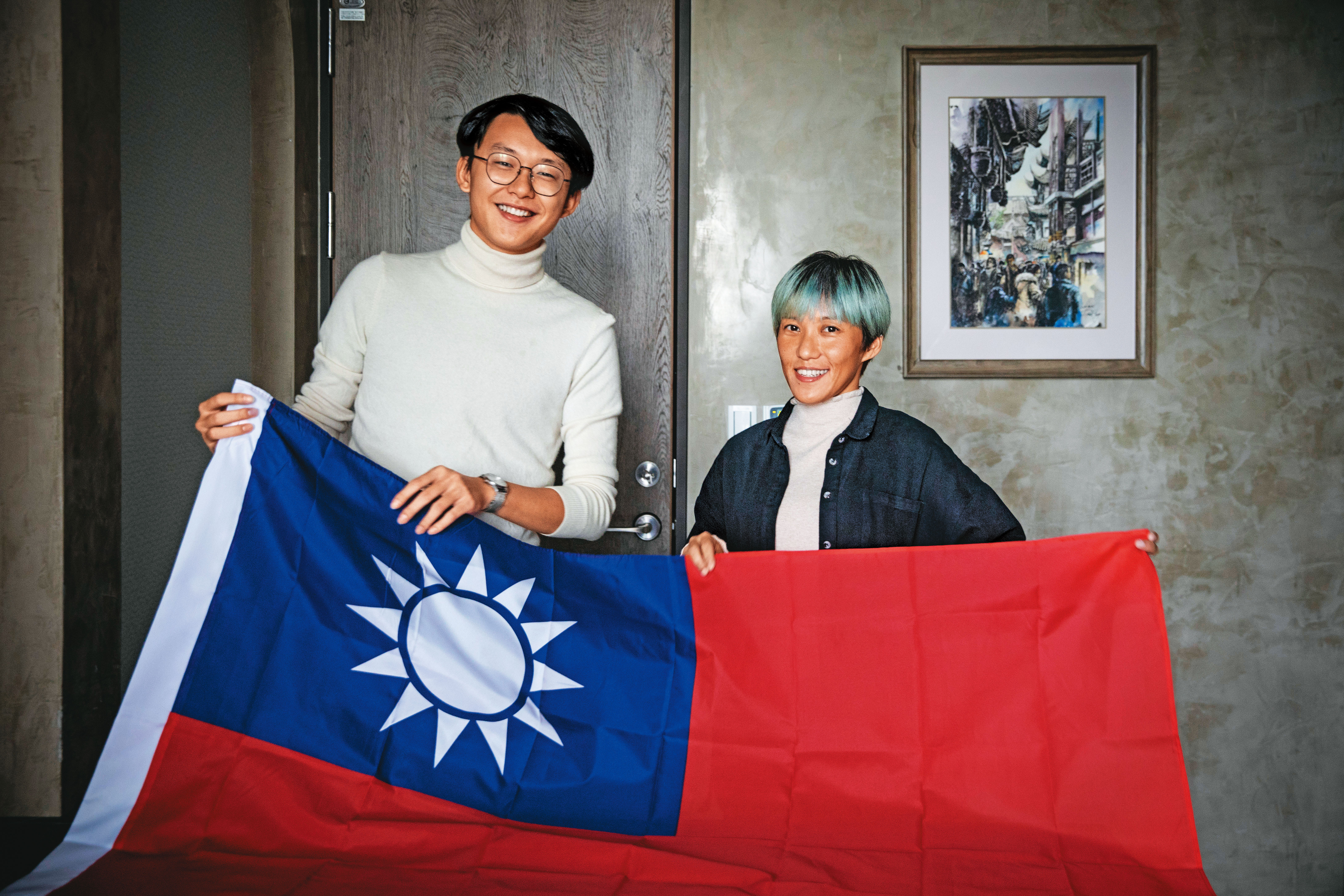 侯一明（右）反覆折疊了多次，才順利和吳秉宥（左）共同一拉便攤開國旗。