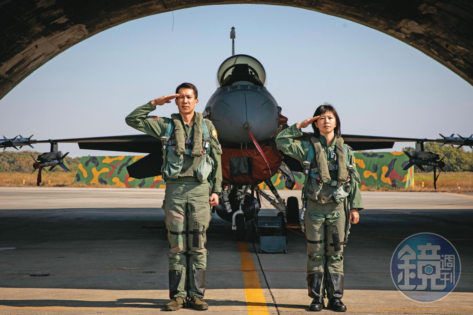 空軍第四聯隊作戰隊分隊長龔尚偉(左)、換訓學員黃若宜(右)在嘉義空軍基地接受我們訪問。