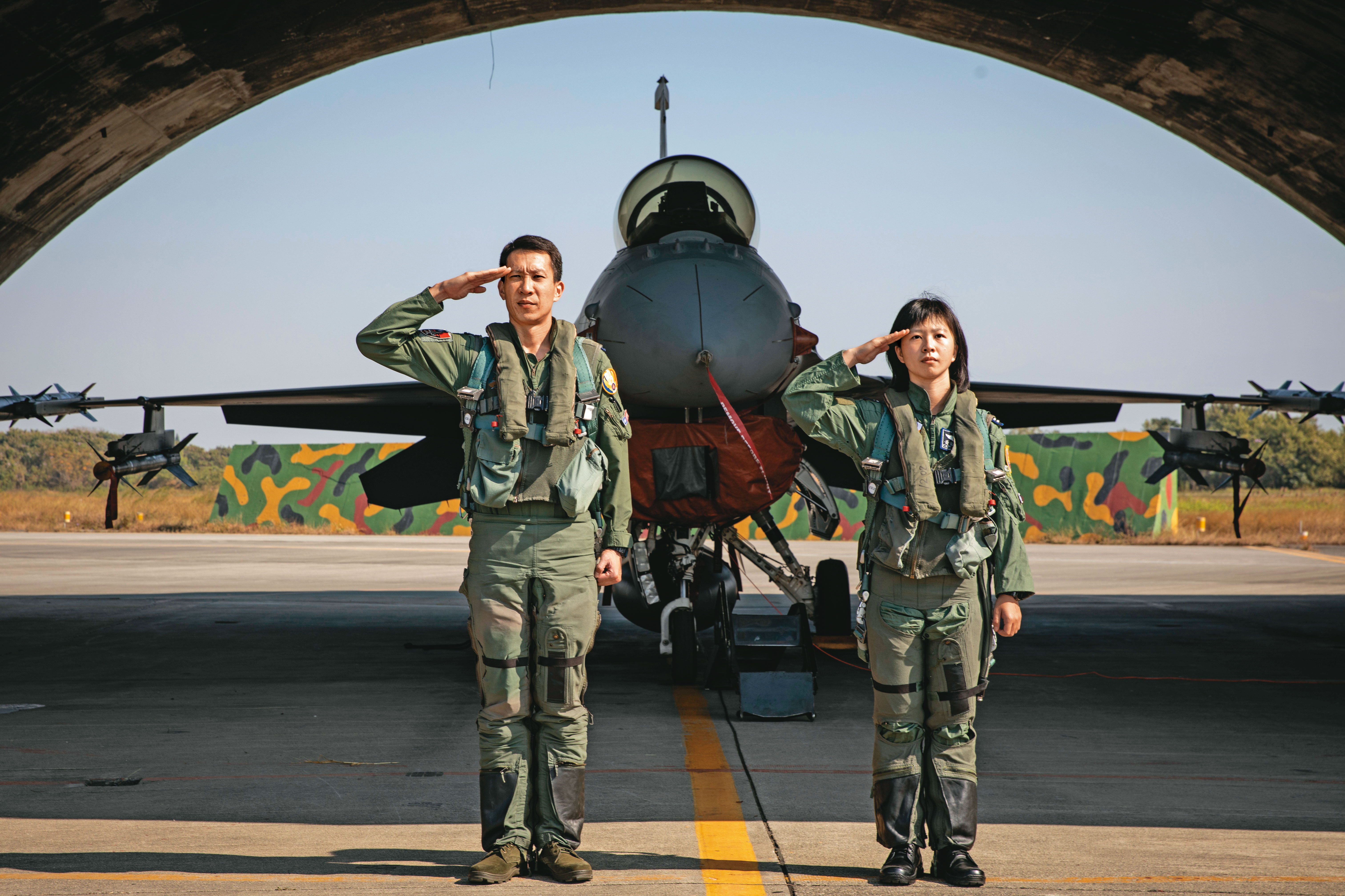 空軍第四聯隊作戰隊分隊長龔尚偉（左）、換訓學員黃若宜（右）在嘉義空軍基地接受我們訪問。