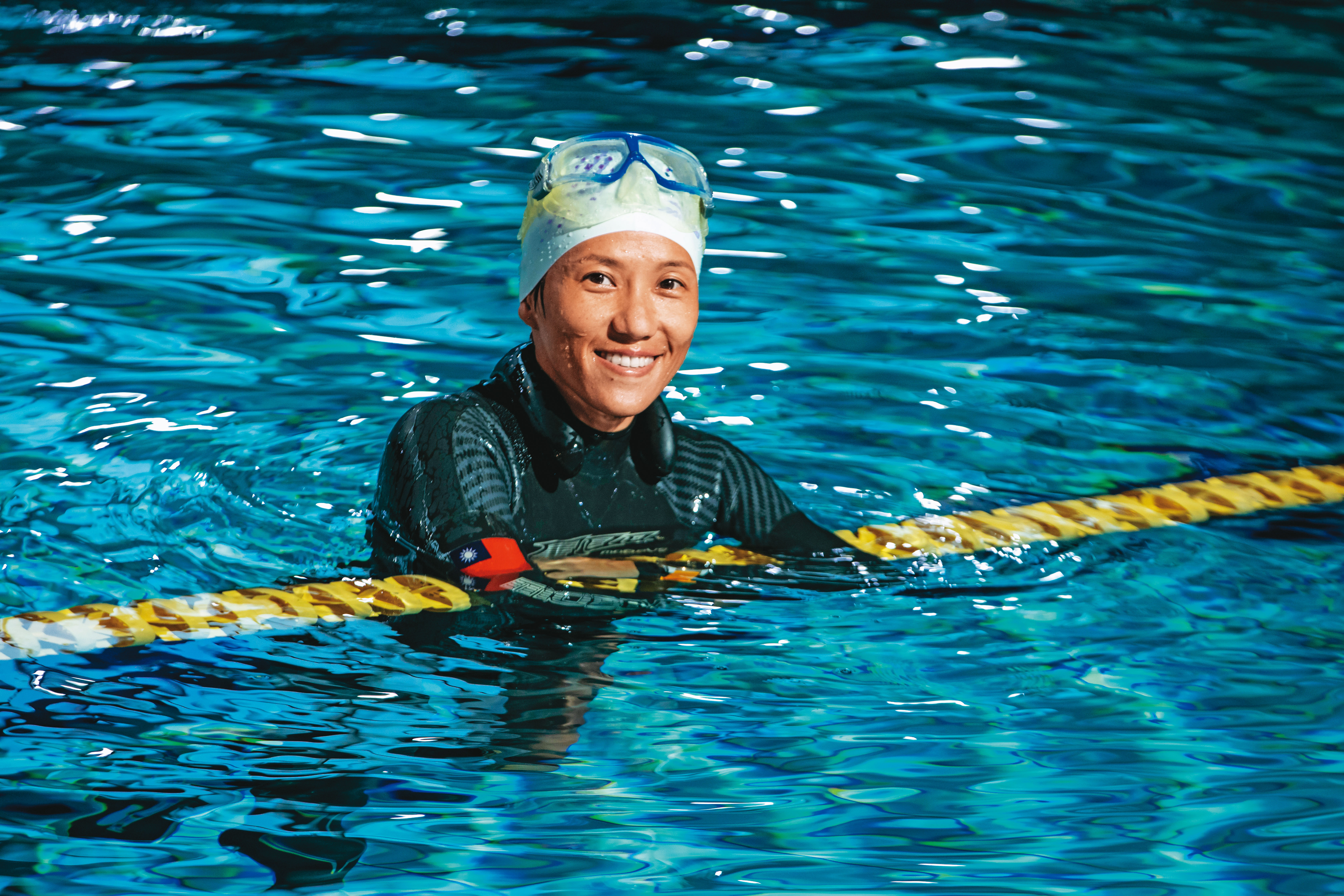 侯一明穿著縫有國旗的潛水服。她說日本和韓國的選手多半有印著國旗的國家隊服，令她十分羨慕。