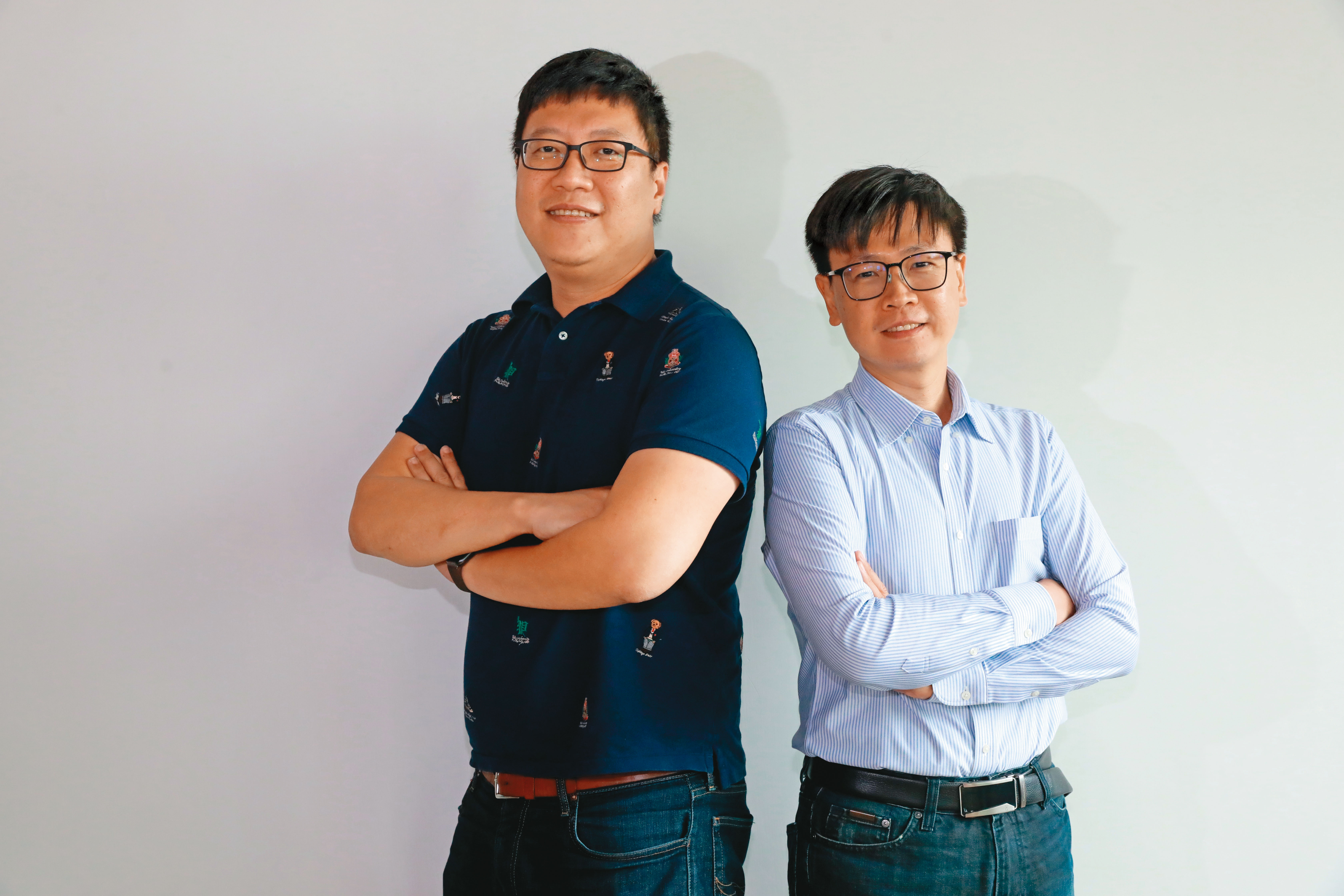 吳銘軒（左）長期關注數位民主，資安專家蔡松廷（右）則研究網路戰。