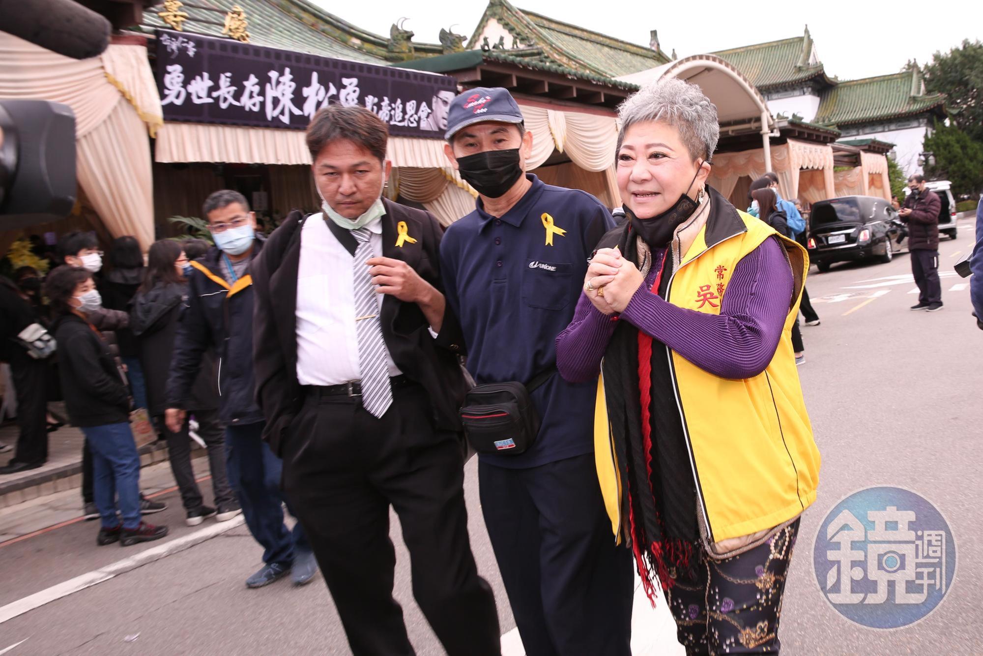 「鳥來嬤」吳敏提（右）及陳松勇不修邊幅，是個有什麼說什麼的好人。