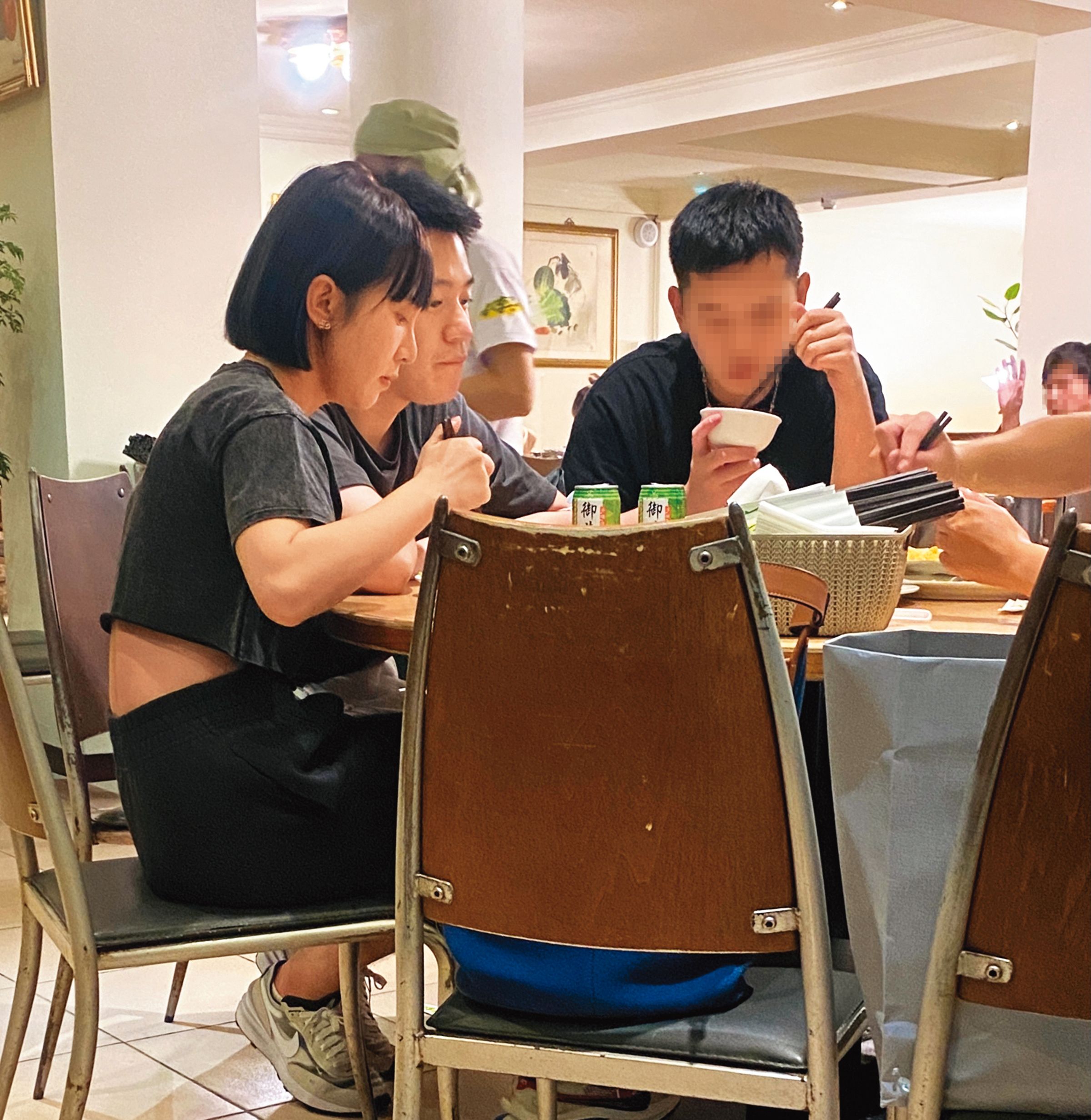 8月29日04：00，讀者直擊溫妮（左）與男友（中）在北市東區吃宵夜。