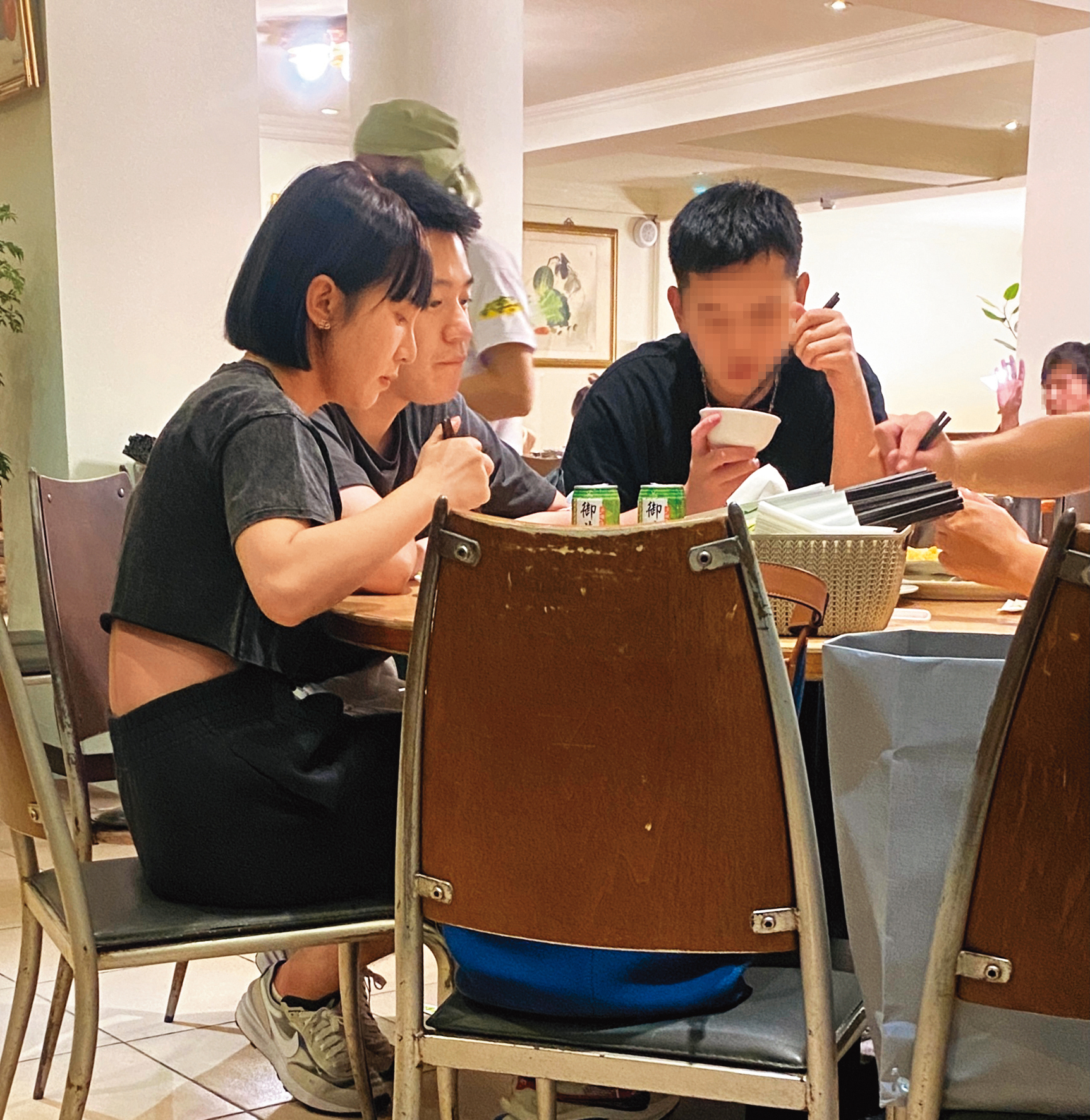 8月29日04：00，讀者直擊溫妮（左）與男友（中）在北市東區吃宵夜。