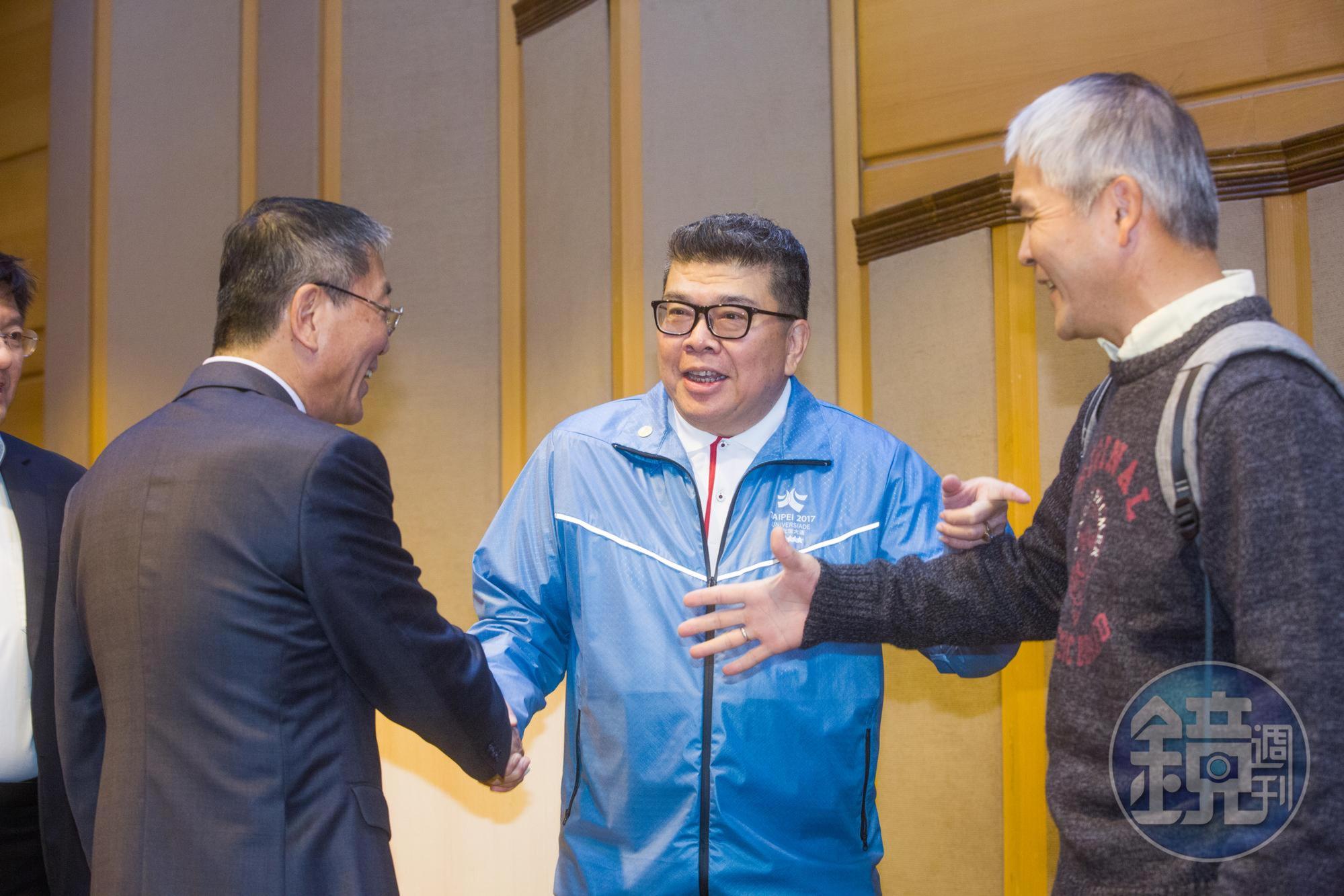 近日新竹縣市合併升格議題發燒，前台中副縣長、體委會副主委陳雨鑫（中）表示，升格未必帶來想像中的好處，可能還讓財政分配更不均，甚至產生「三等國民」。