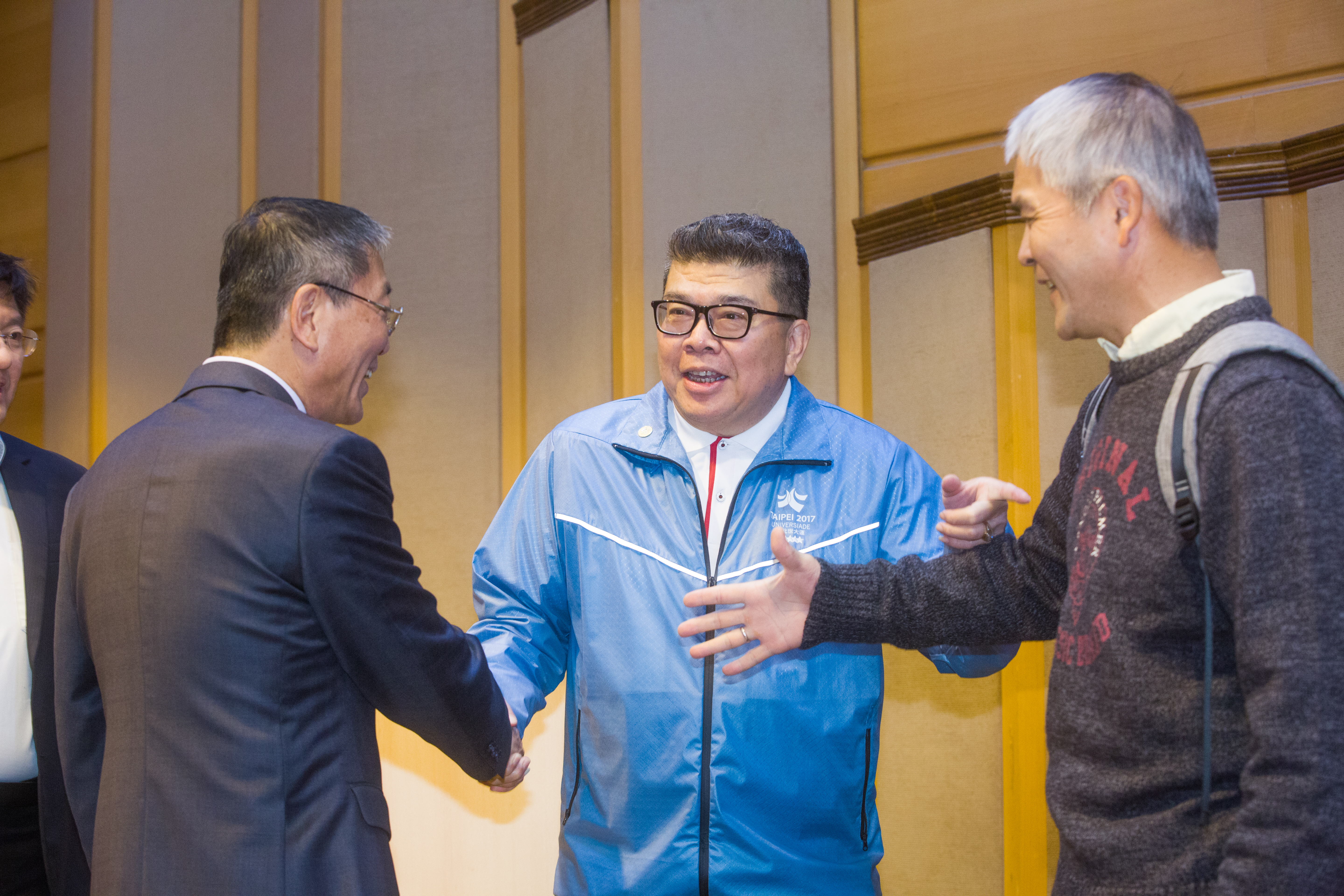 近日新竹縣市合併升格議題發燒，前台中副縣長、體委會副主委陳雨鑫（中）表示，升格未必帶來想像中的好處，可能還讓財政分配更不均，甚至產生「三等國民」。