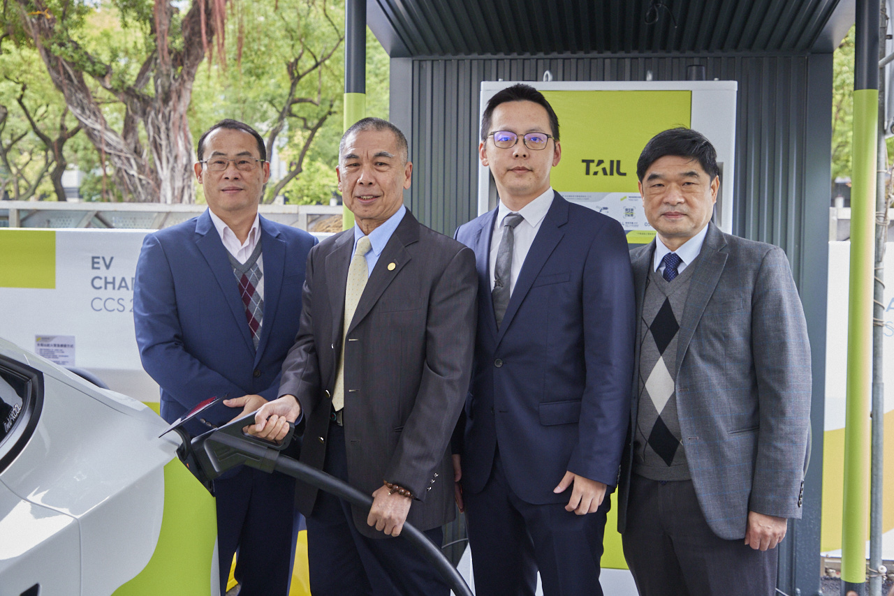 台達電子電動車充電方案事業處處長徐瑞源（左一）、中油代理董事長兼總經理李順欽（左二）、北基國際（股）公司副董事長何佳璟（右二）、中油公司油品行銷事業部執行長羅博童（右一）。（北基國際提供）