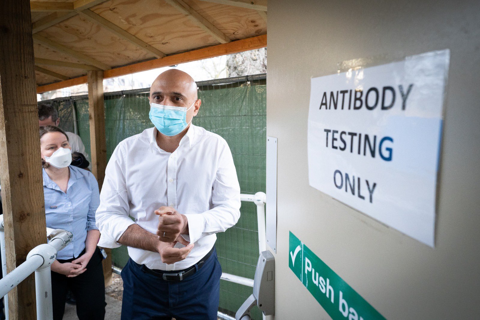 英國疫情升溫，英格蘭在耶誕假期3天確診就超過31.5萬人創紀錄；圖為賈德維視察醫療院所及抗體檢測站。（翻攝自賈維德推特）