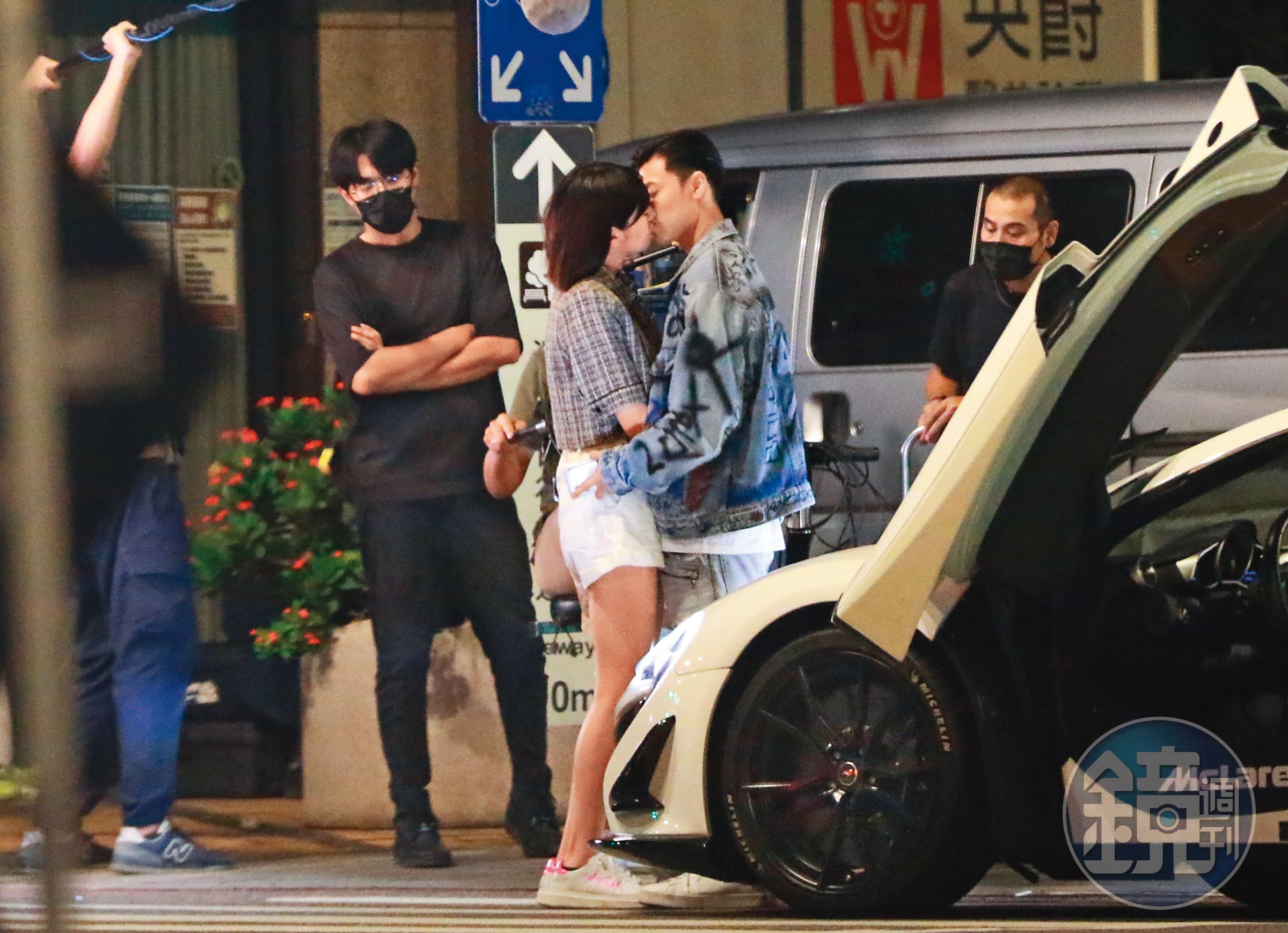 之前本刊直擊郭雪芙（左二）與王子（右一）拍攝定情作《山中森林》，兩人在路邊忘情接吻。