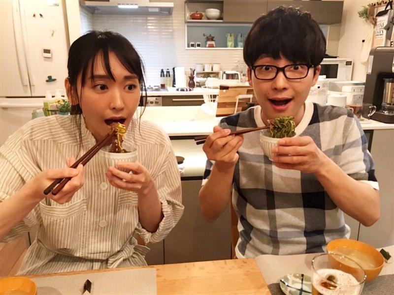 新垣結衣（左）與星野源（右）結婚轟動日本海內外。（網路圖片）