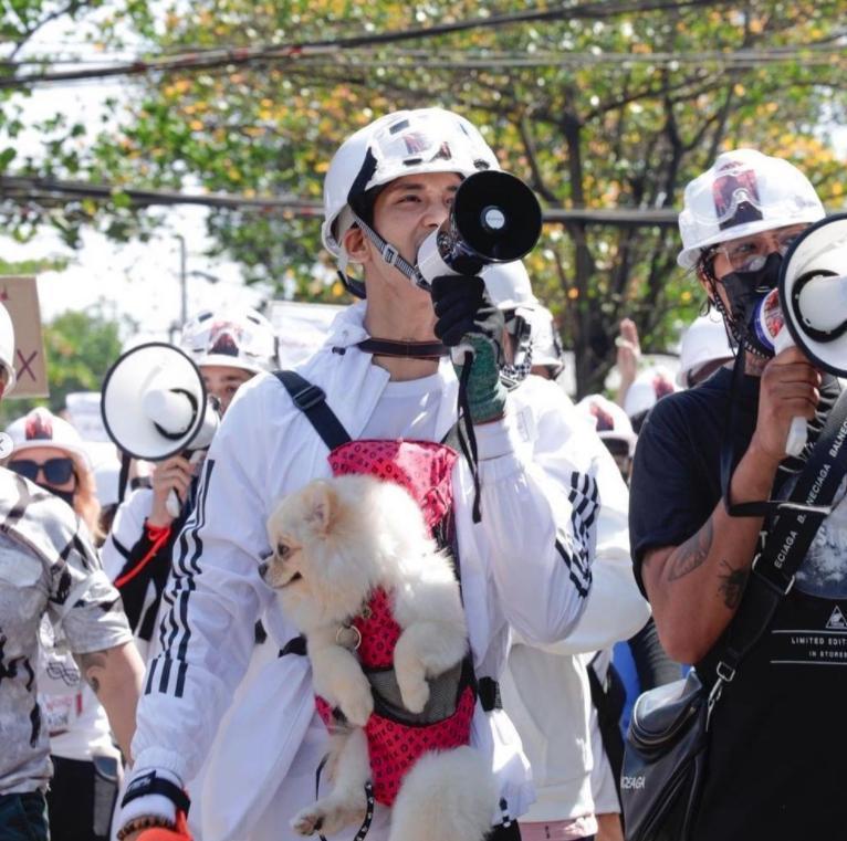 白因頻上示威前線抗議軍政府奪權。(翻攝paingtakhonfc Instagram)