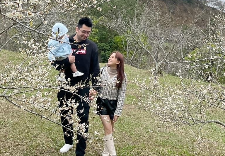 網紅陳彥婷跟老公巨人及兒子小黃金出遊，卻忘記帶奶粉，最後跟住飯店的媽媽遊客求救。（翻攝自陳彥婷臉書）