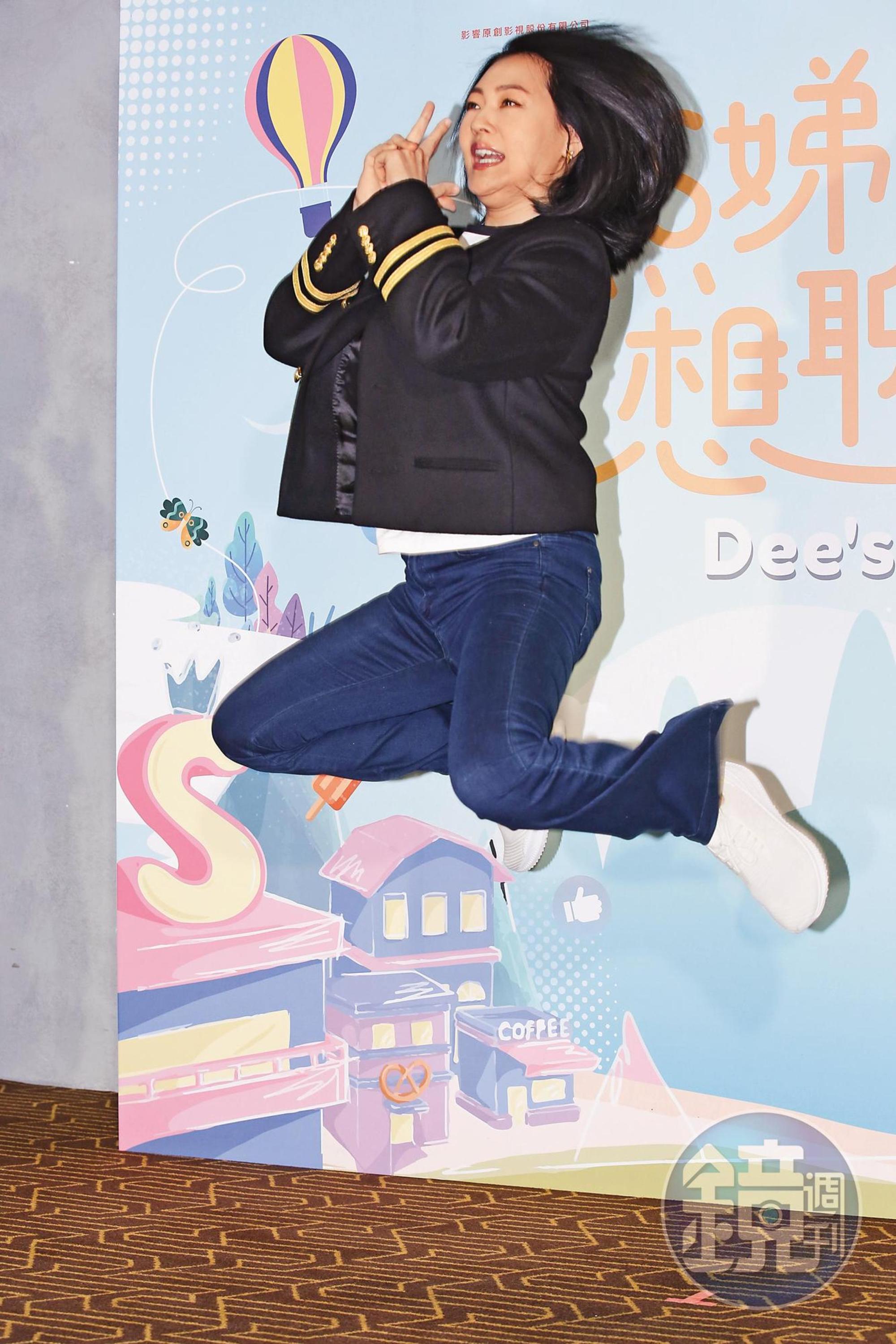 小S多次神預言,簡直是仙姑下凡,她當場起乩,善男信女接駕回鑾~(持香跪拜)