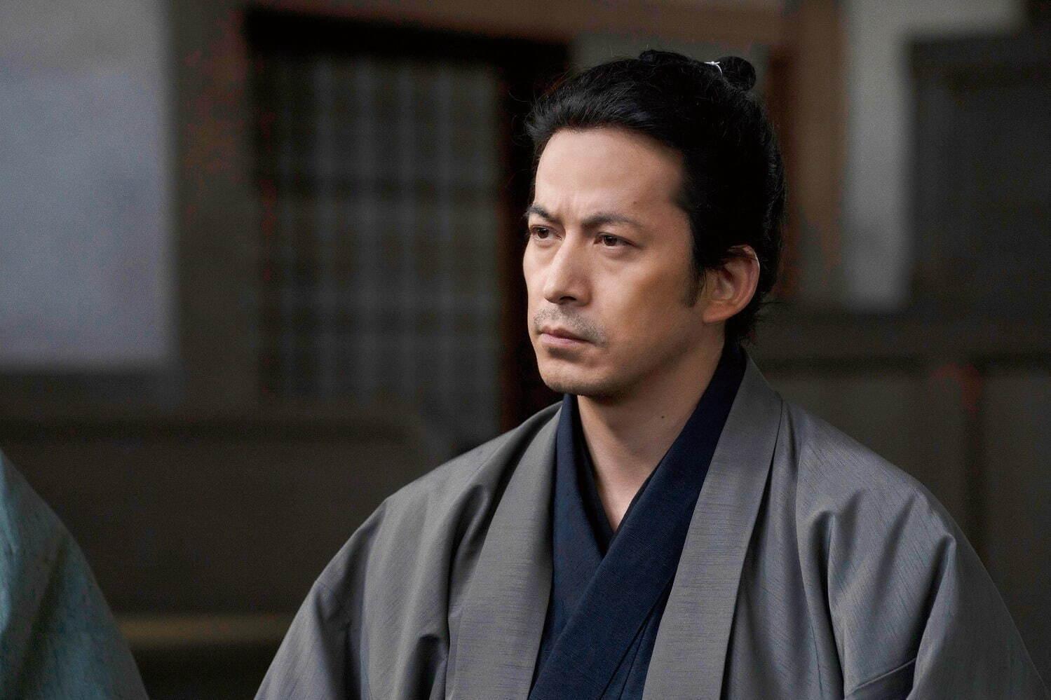 岡田准一在《燃燒的劍》飾演土方歲三，武打戲都親自上陣。（翻攝自fashionpress）