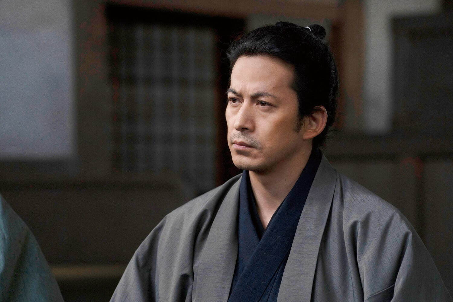 岡田准一在《燃燒的劍》飾演土方歲三，武打戲都親自上陣。（翻攝自fashionpress）
