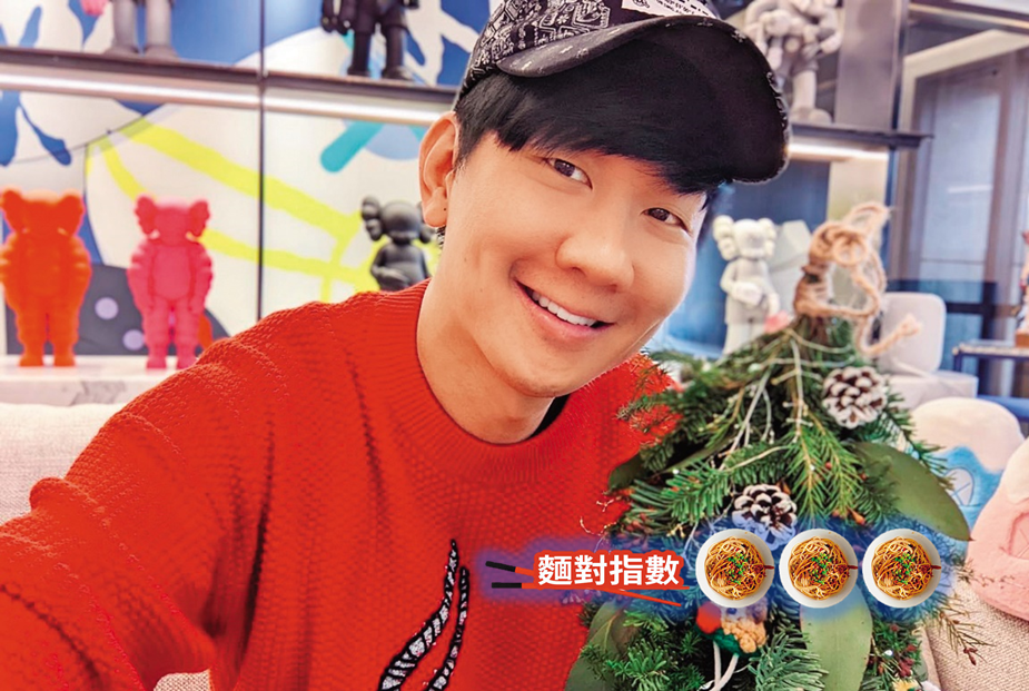 還以為「紅衣」會在林俊傑心中留下陰影，想不到他一身大紅…小編先吃一碗熱乾麵壓壓驚。（翻攝自林俊傑微博）