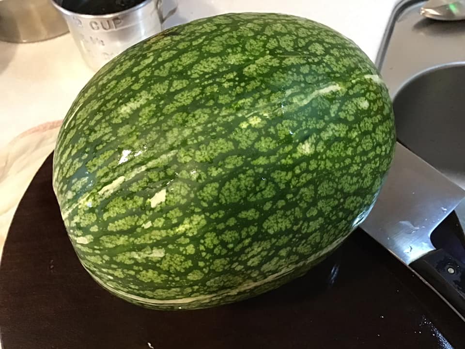 這外表看似西瓜的蔬果，其實正確名稱為北瓜，口感有如魚翅。（翻攝自家常菜臉書）