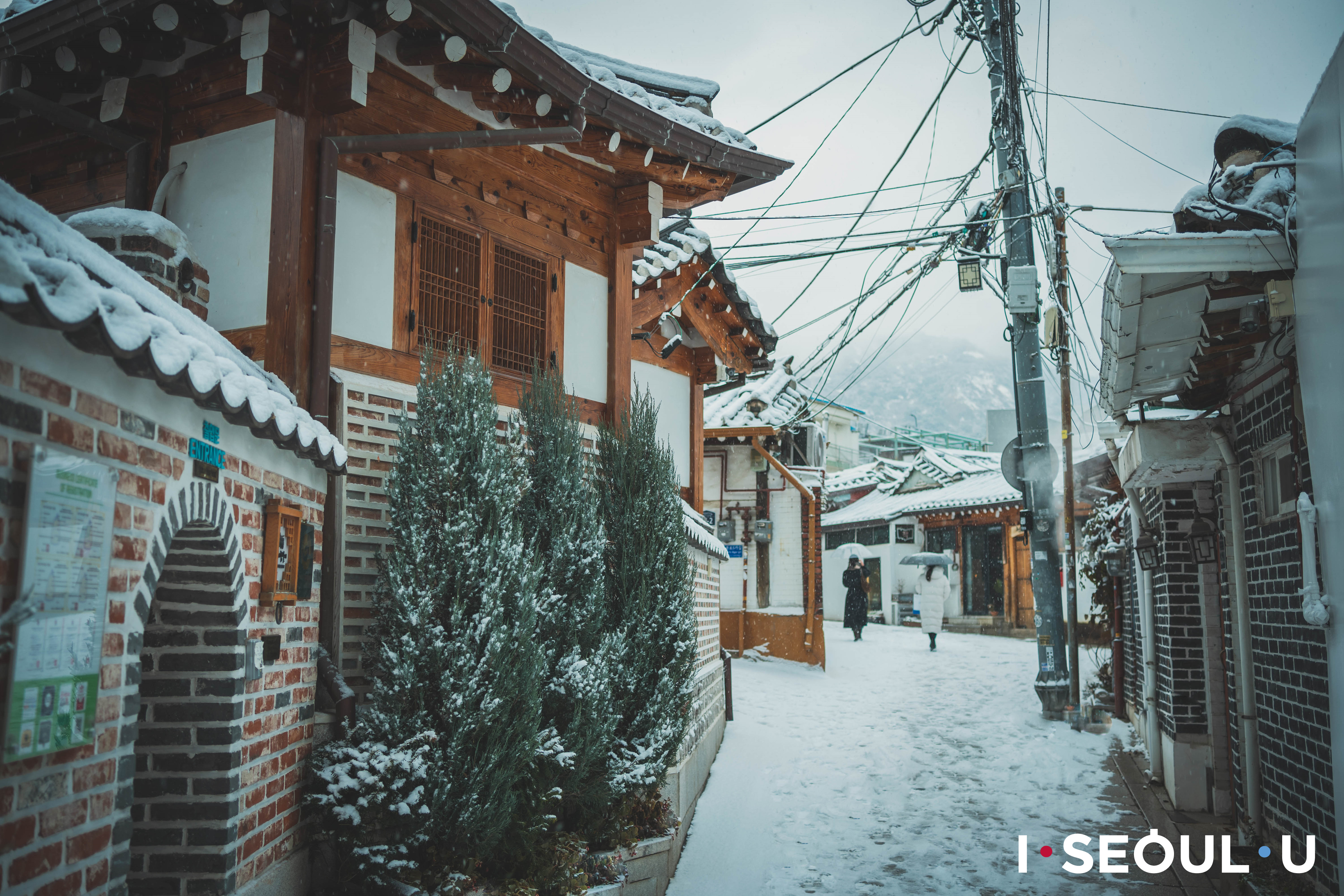 南韓因縮緊防疫與疫苗接種政策，使境內疫情逐漸趨緩；圖為景福宮附近的韓屋村的街景。（翻攝自首爾市政府推特）