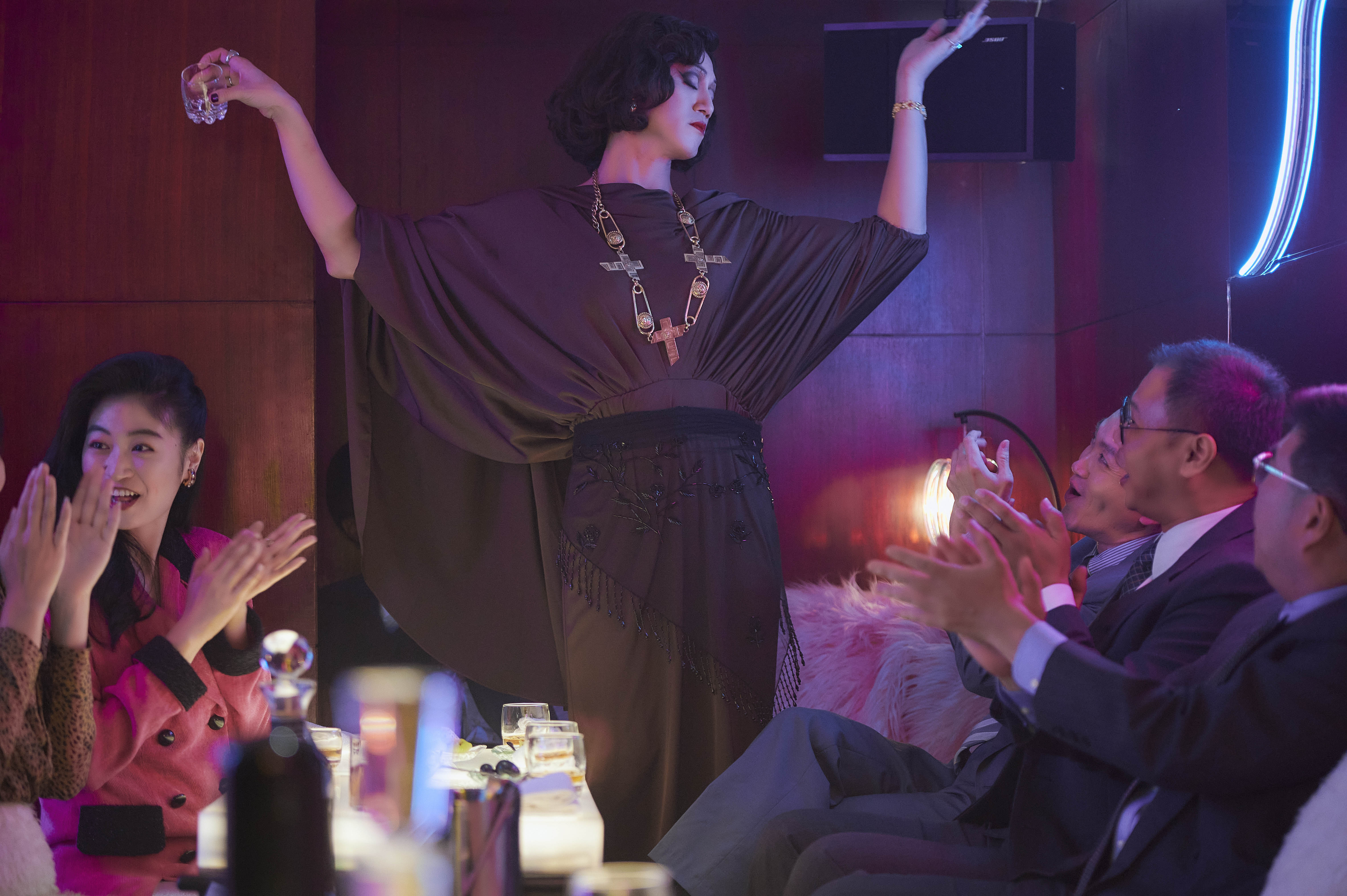 《華燈初上》吳慷仁（中）飾演愛扮女裝的媽媽桑，為戲學跳舞、穿高跟鞋。（Netflix、百聿數碼提供）