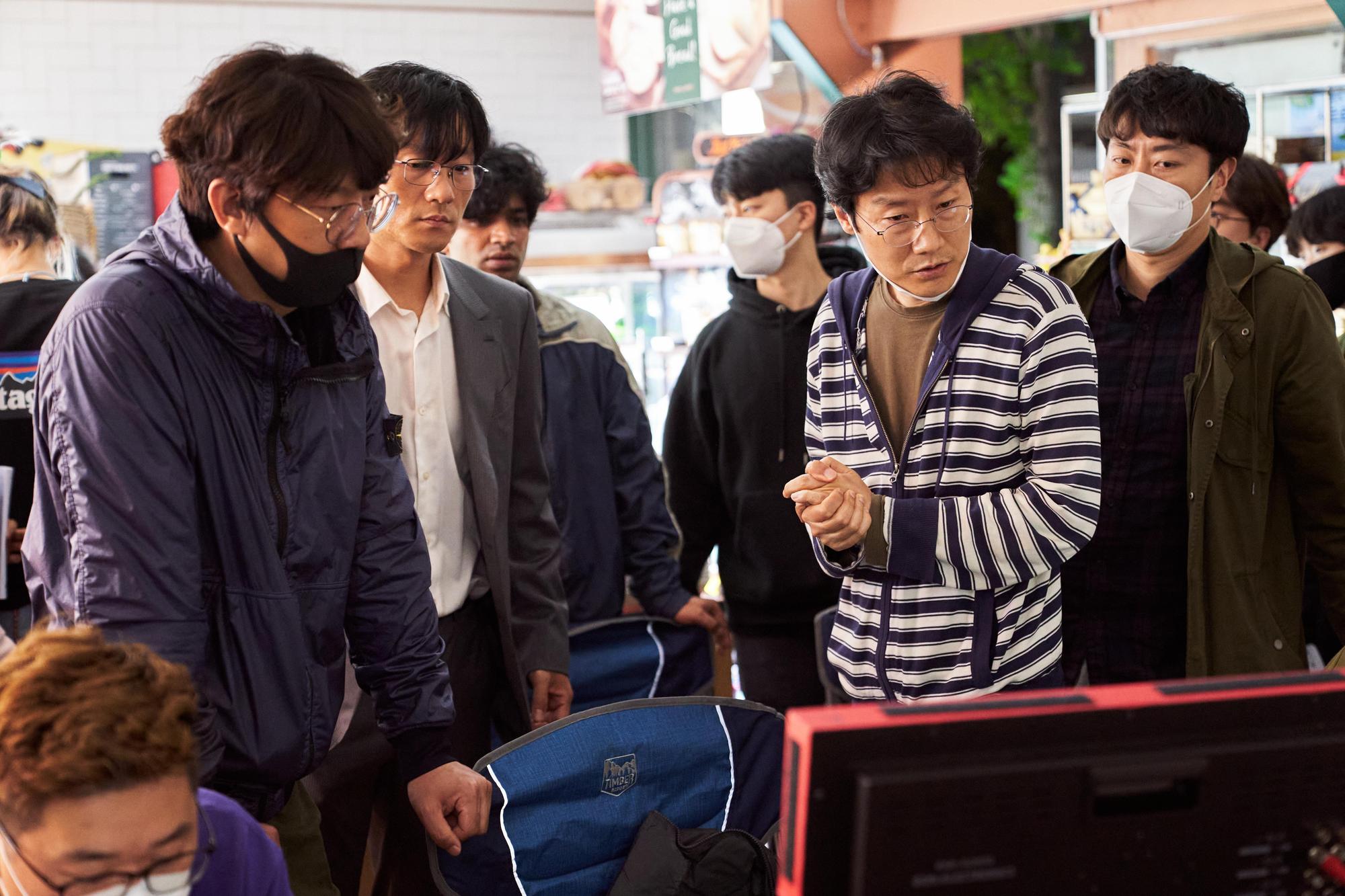 黃東赫(右二)原先因《魷魚遊戲》製作過程太辛苦無意願拍第2季,但在劇集上線受到熱烈歡迎後鬆口將展開籌備工作。(Netflix提供)