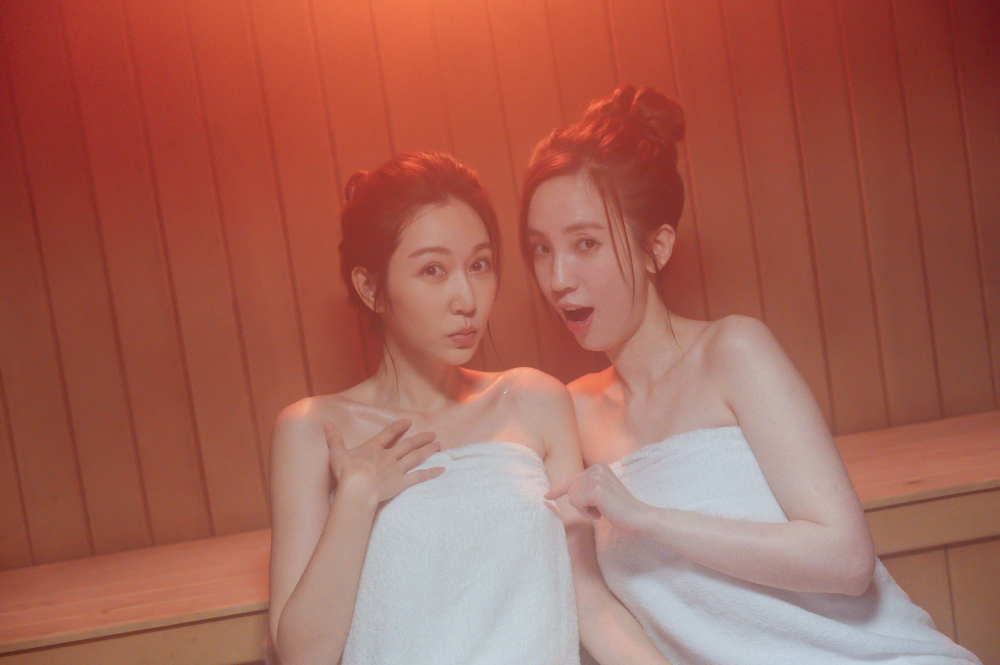 曾莞婷、愛雅圍浴巾性感上陣。（TVBS提供）