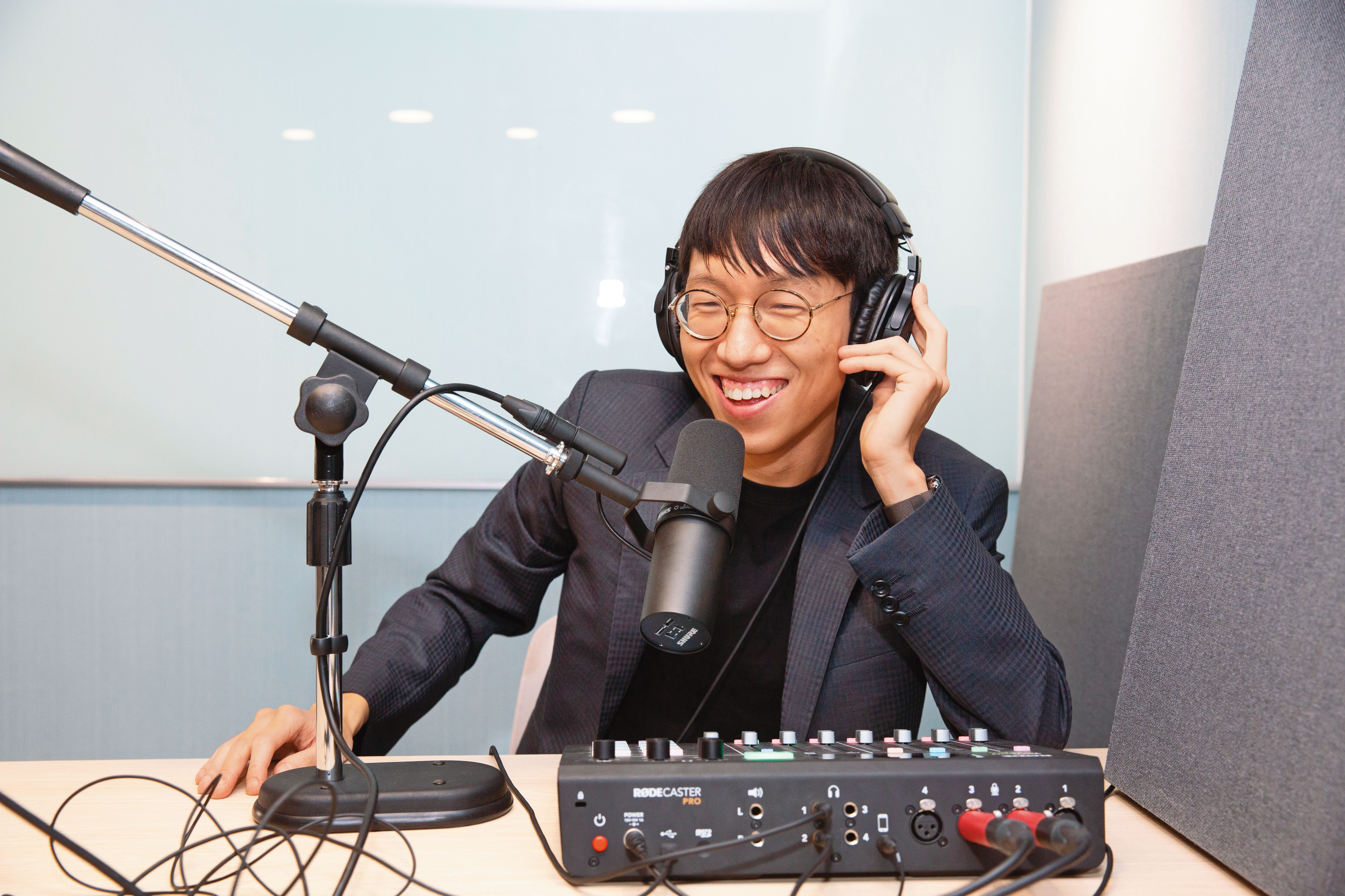 年僅31歲、於財報狗任行銷經理並主持Podcast的林威宇，已在投資市場打滾10年。