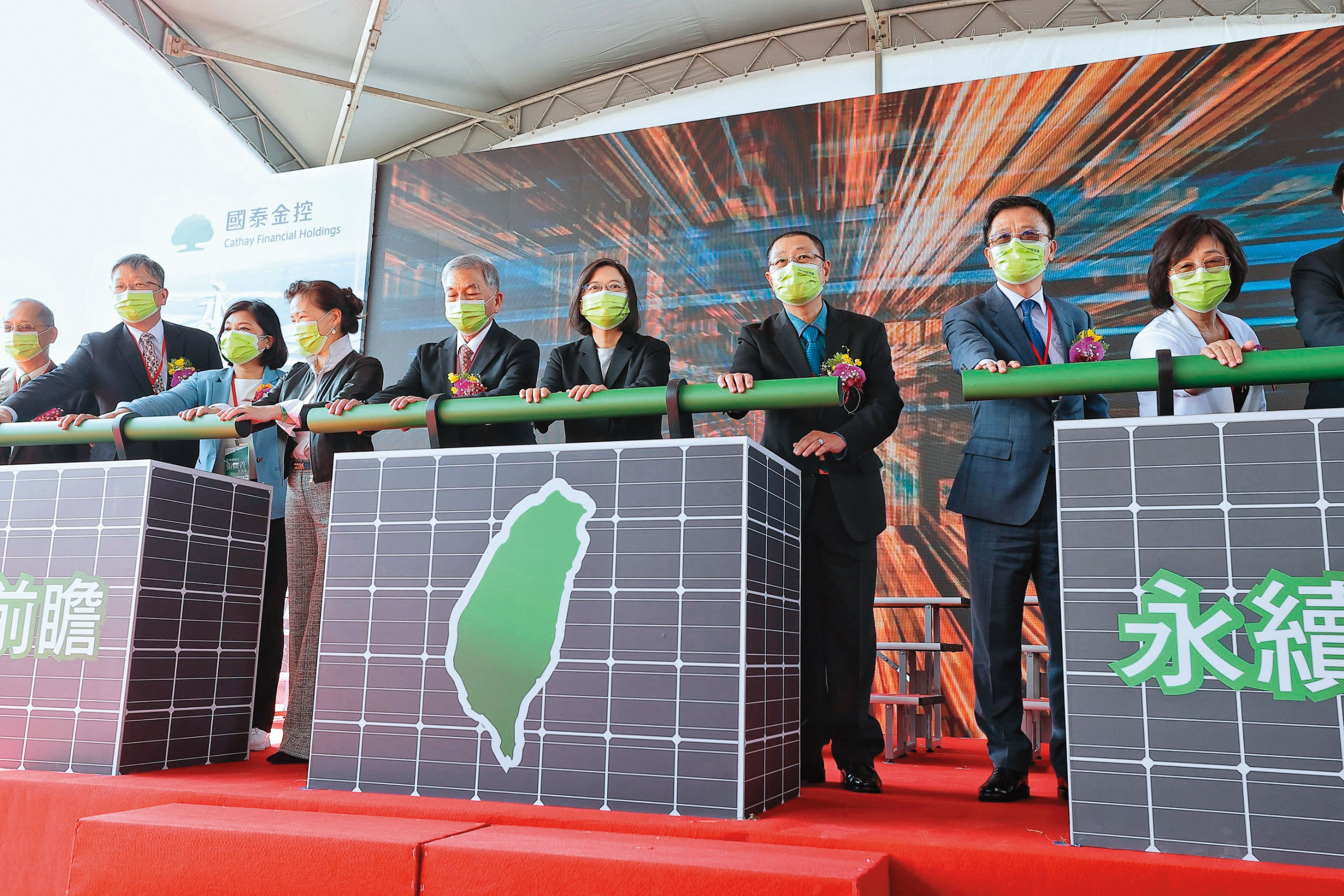 綠能發電是既定政策，但國內太陽能長期供不應求，存在「供需不匹配」投資機會。（總統府提供）