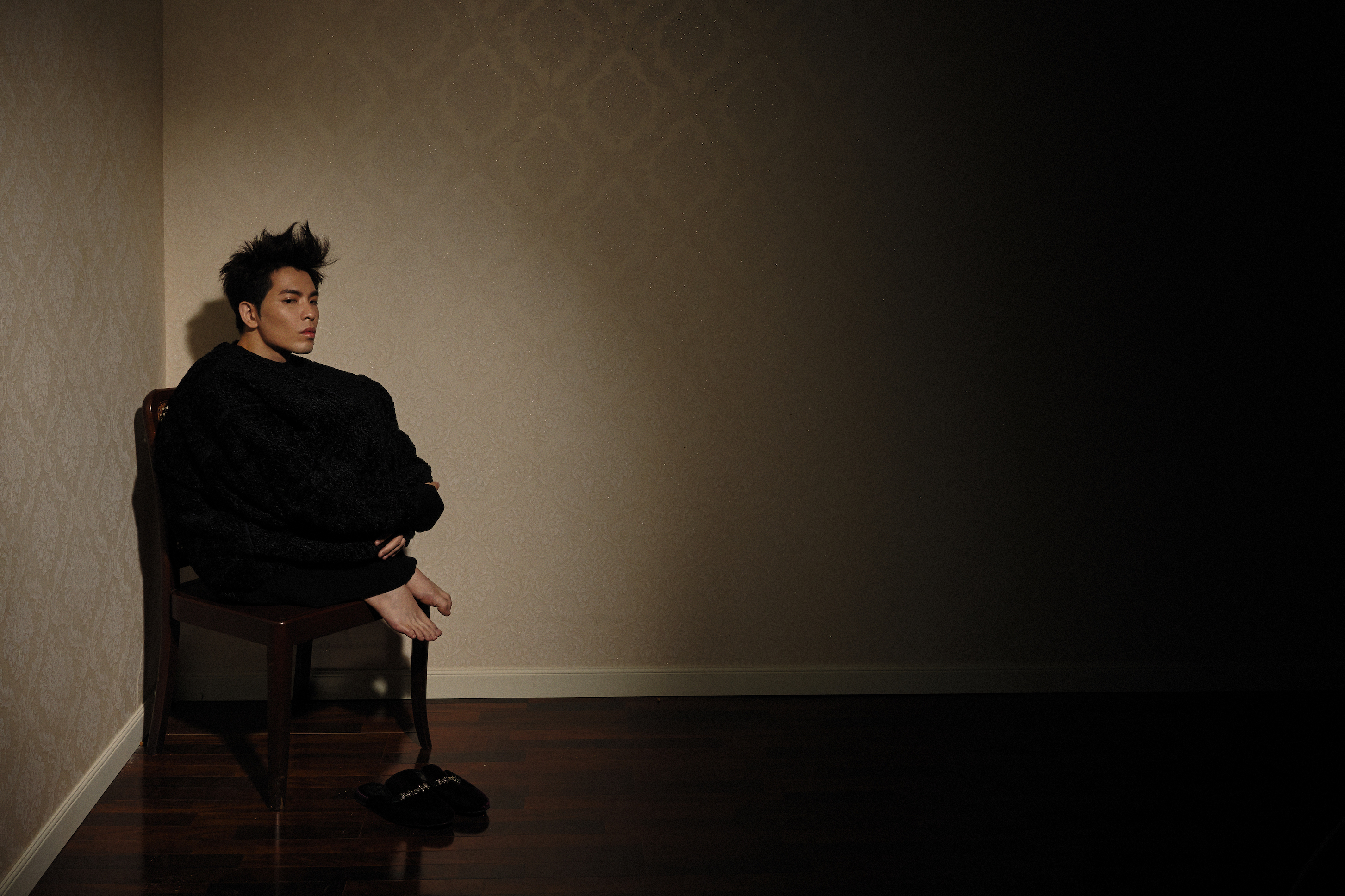 蕭敬騰在全新專輯《隔離套房2827》中，穿著4 MONCLER HYKE的海軍藍毛絨衛衣、Christian Louboutin Coolito Swing酒紅色絨面金屬裝飾穆勒鞋。（Christian Louboutin提供）