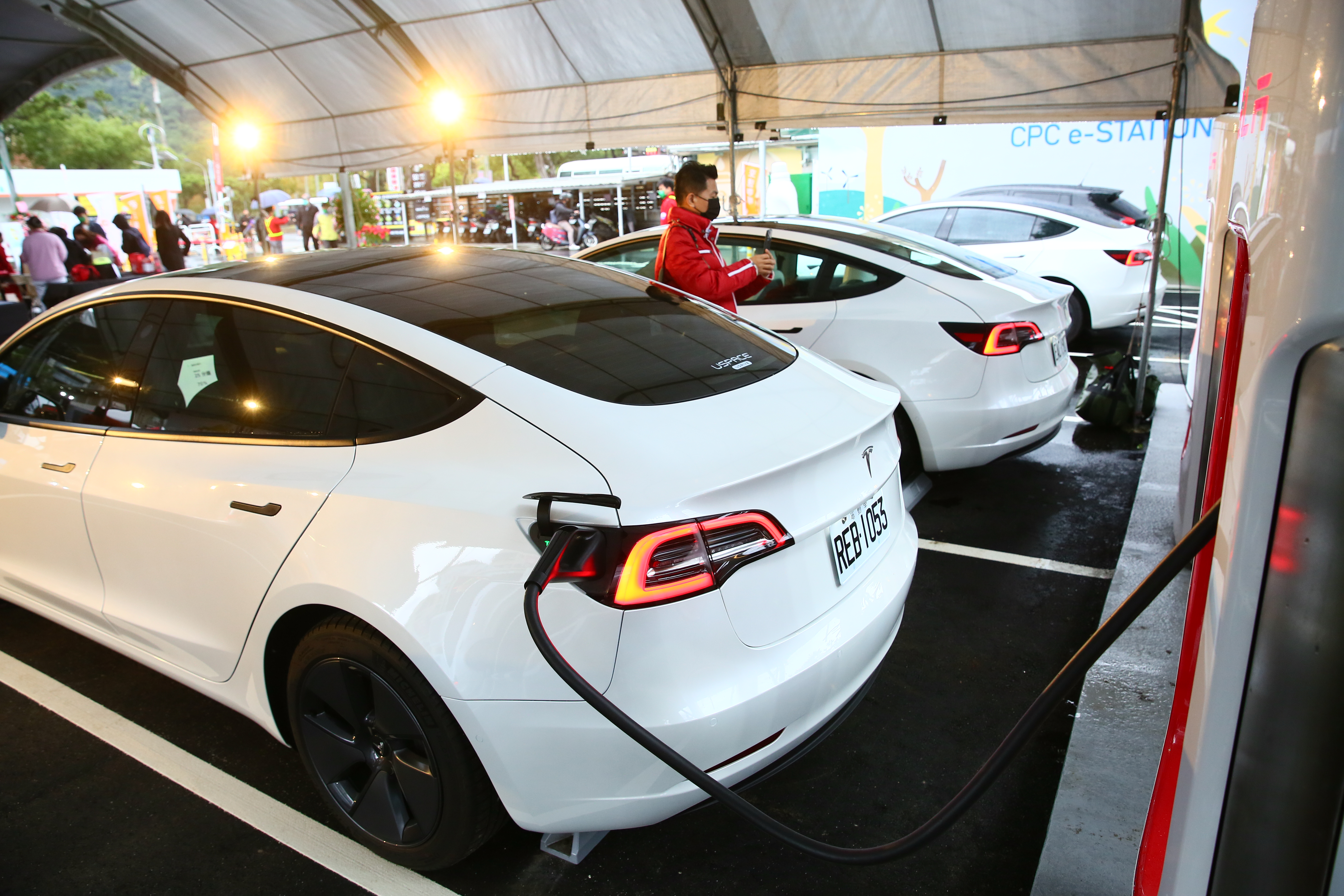 聯手北基國際，中油首座電動車快車站上線。