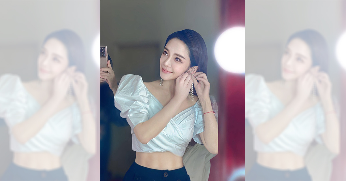 除了零毛孔的細緻肌膚之外，張家家還擁有纖細的A4腰和令人稱羨的馬甲線，臉蛋和肌膚都保養得相當得宜。