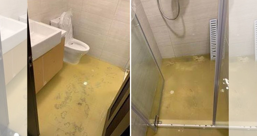 屋主發現新家廁所地面全是黃色髒水，水裡還有許多不明物體漂浮著。（翻攝爆料公社）