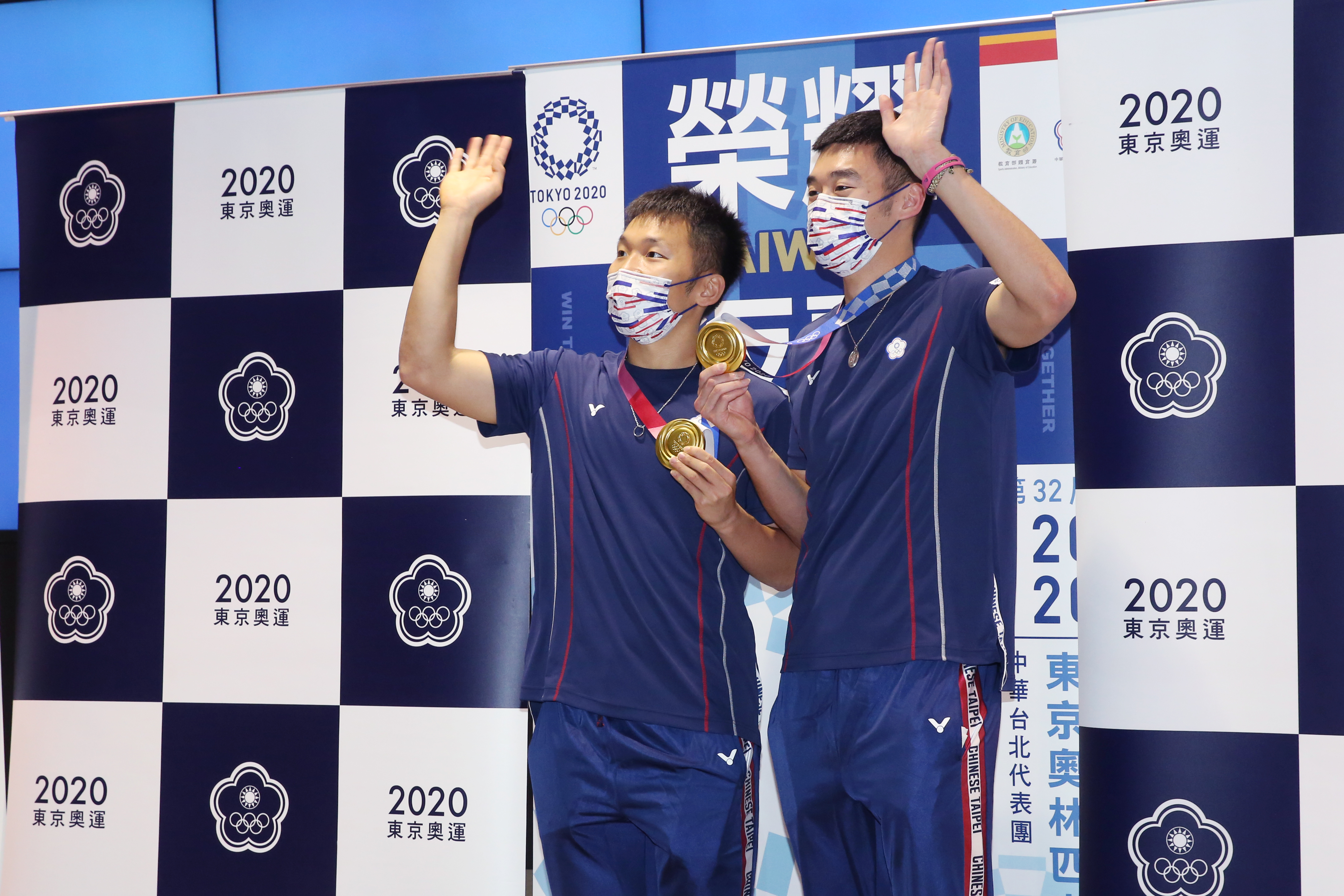 李洋（左起）與王齊麟在東京奧運拿下金牌，但因為具有公務員身分而無法接商業代言。