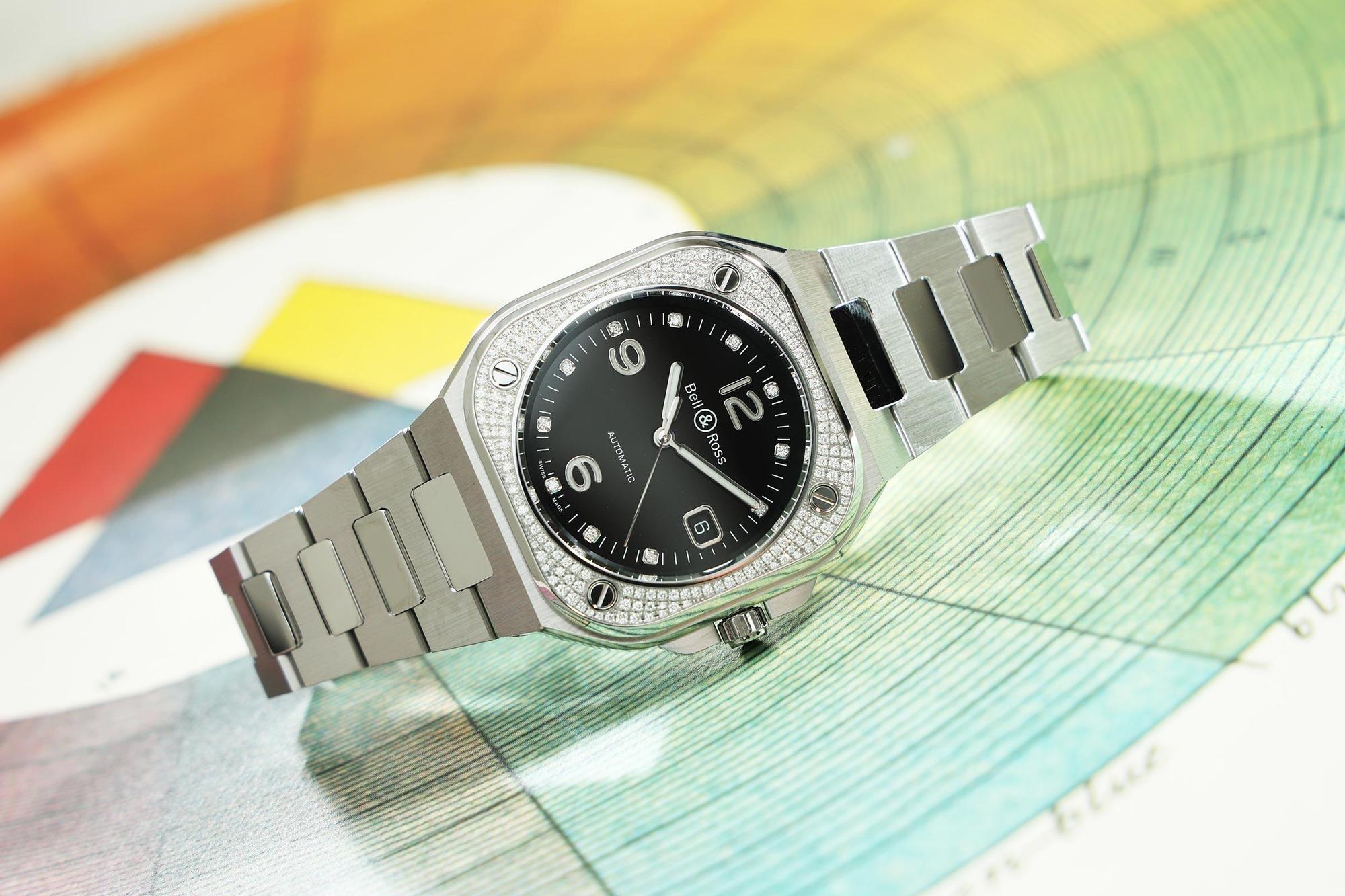 BR05 DIAMOND，40mm不鏽鋼錶殼，錶圈鑲鑽裝飾，建議售價NT$346,000。