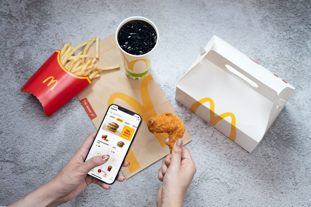 麥當勞「肯瓊醬、蕈菇滿福堡」限時回歸，APP再推「隨買店取」麥克鷄塊、麥脆鷄腿量購優惠。（翻攝麥當勞官網）