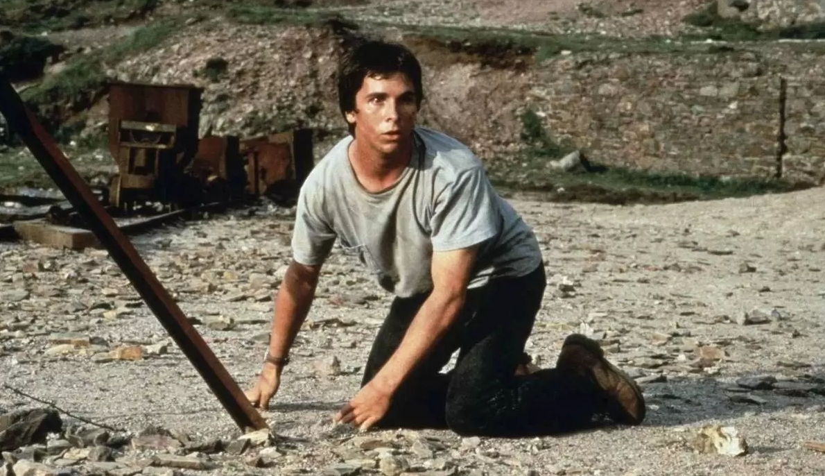 克里斯汀貝爾在《兩情世界》精湛詮釋受繼父虐待而逃家的脆弱無助青年巴比，從此打開星路。（翻攝自網路）