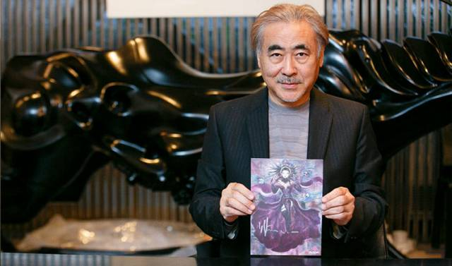 插畫大師天野喜孝於片中現身說法，坦言創作靈感深受慕夏影響。（海鵬）