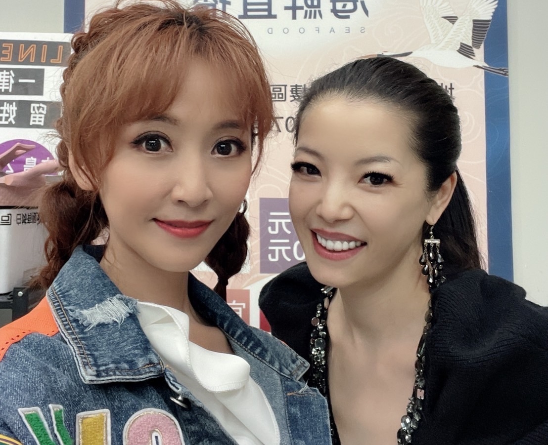 藝人看好直播市場和客群，和知名拍賣紅人同框合作。左為大芭比，右為白姊盧貴玲。（翻攝自臉書白姊盧貴玲）