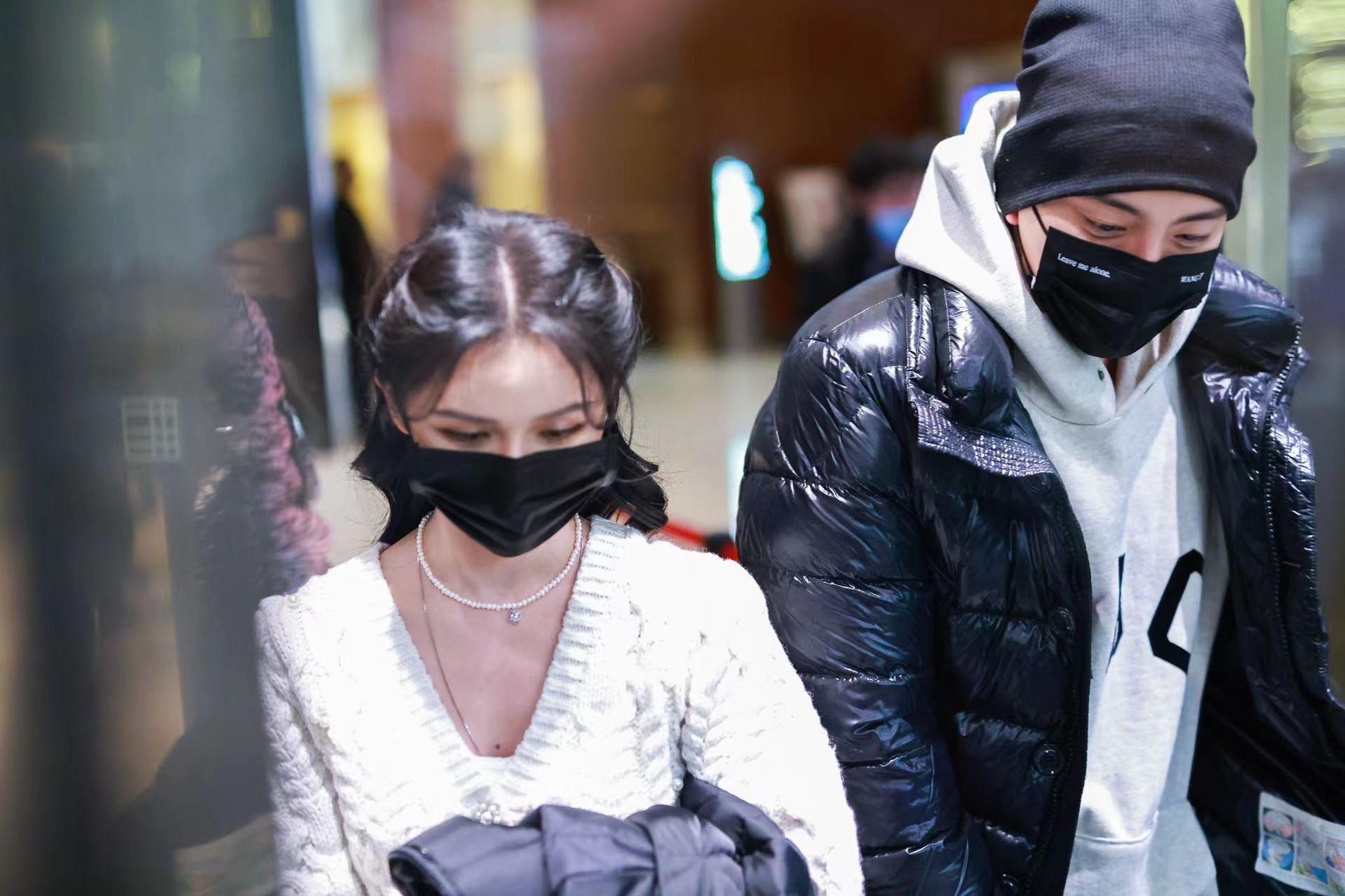 王大陸在被女方單方面分手後3天，現身上海接她下班。（讀者提供）