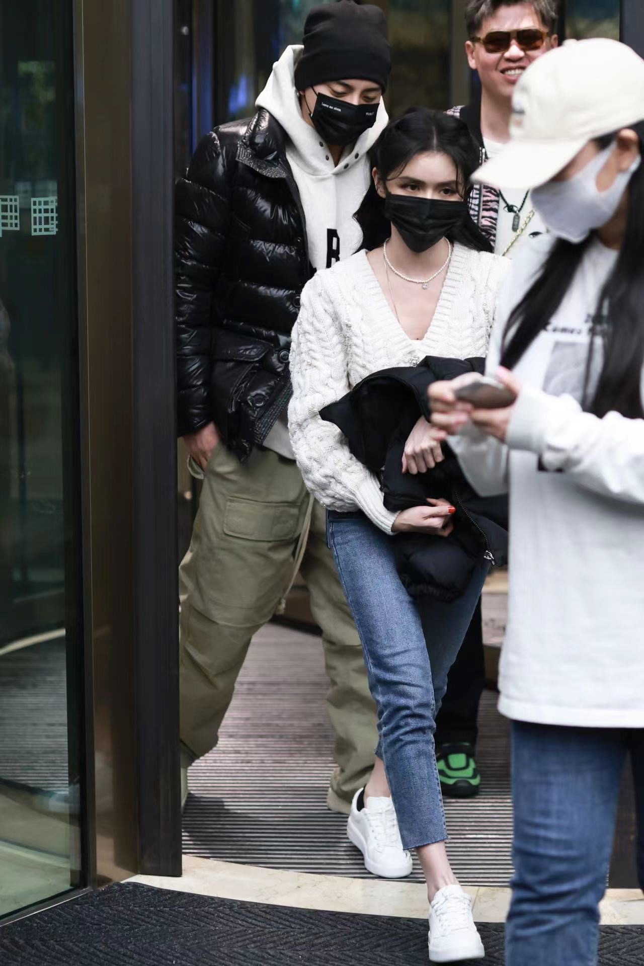 王大陸與蔡卓宜一前一後同框,讓人納悶前幾天女方傳出來的單身宣言。(讀者提供)