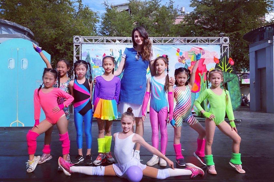瑞莎帶領培訓旗下體操隊小選手。(翻攝瑞莎臉書)