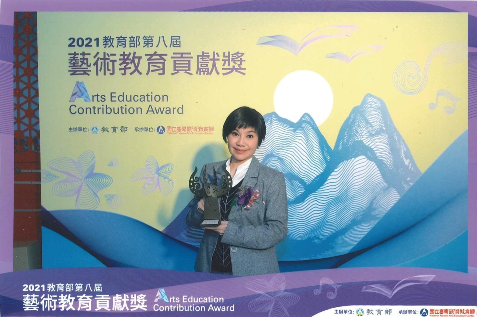 唐美雲獲頒第八屆教育部藝術教育貢獻獎。（民視提供）