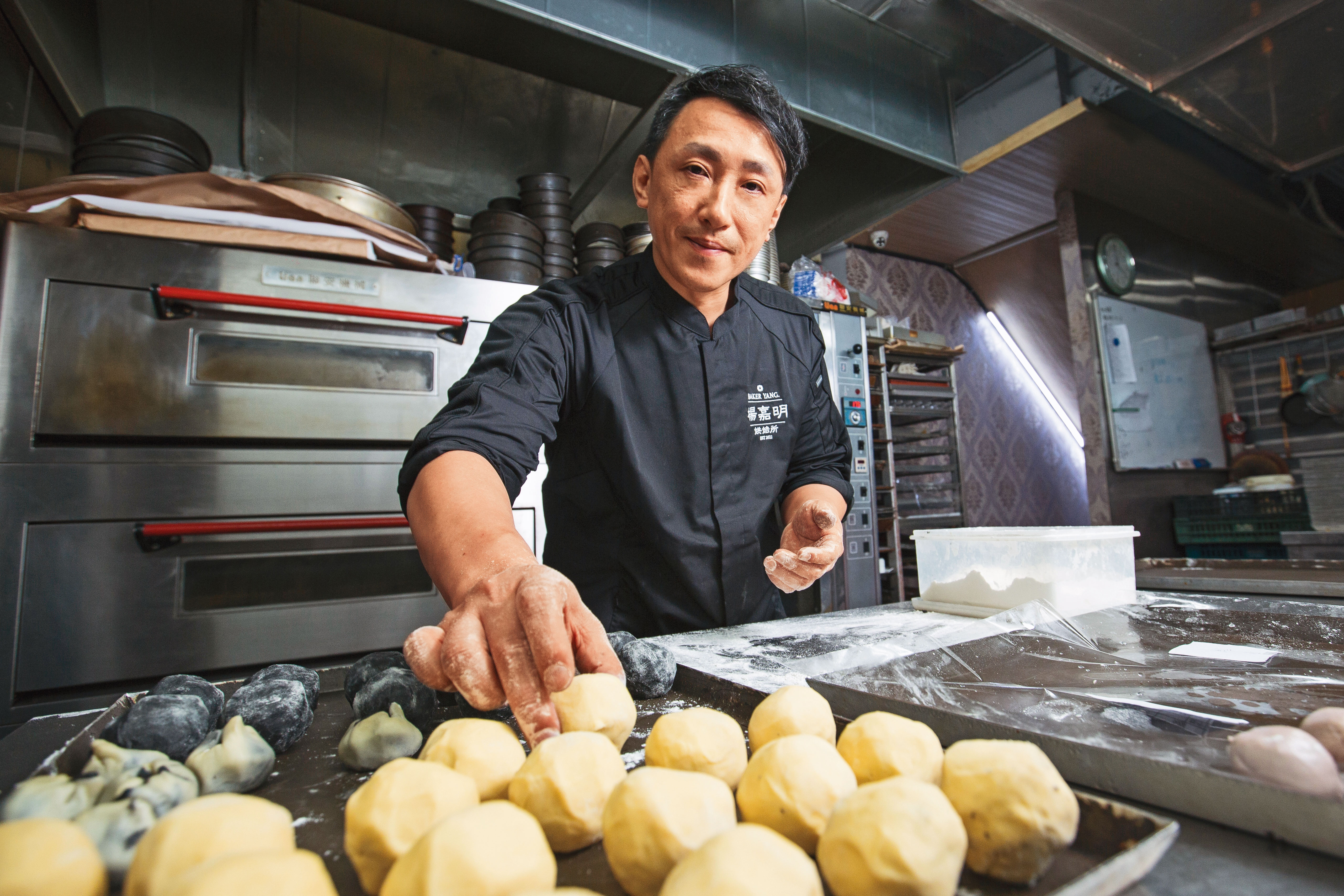 19歲出師、20出頭就當蛋糕主廚的的楊嘉明,擅長精緻糕點,是台灣第一個世界甜點冠軍師傅。