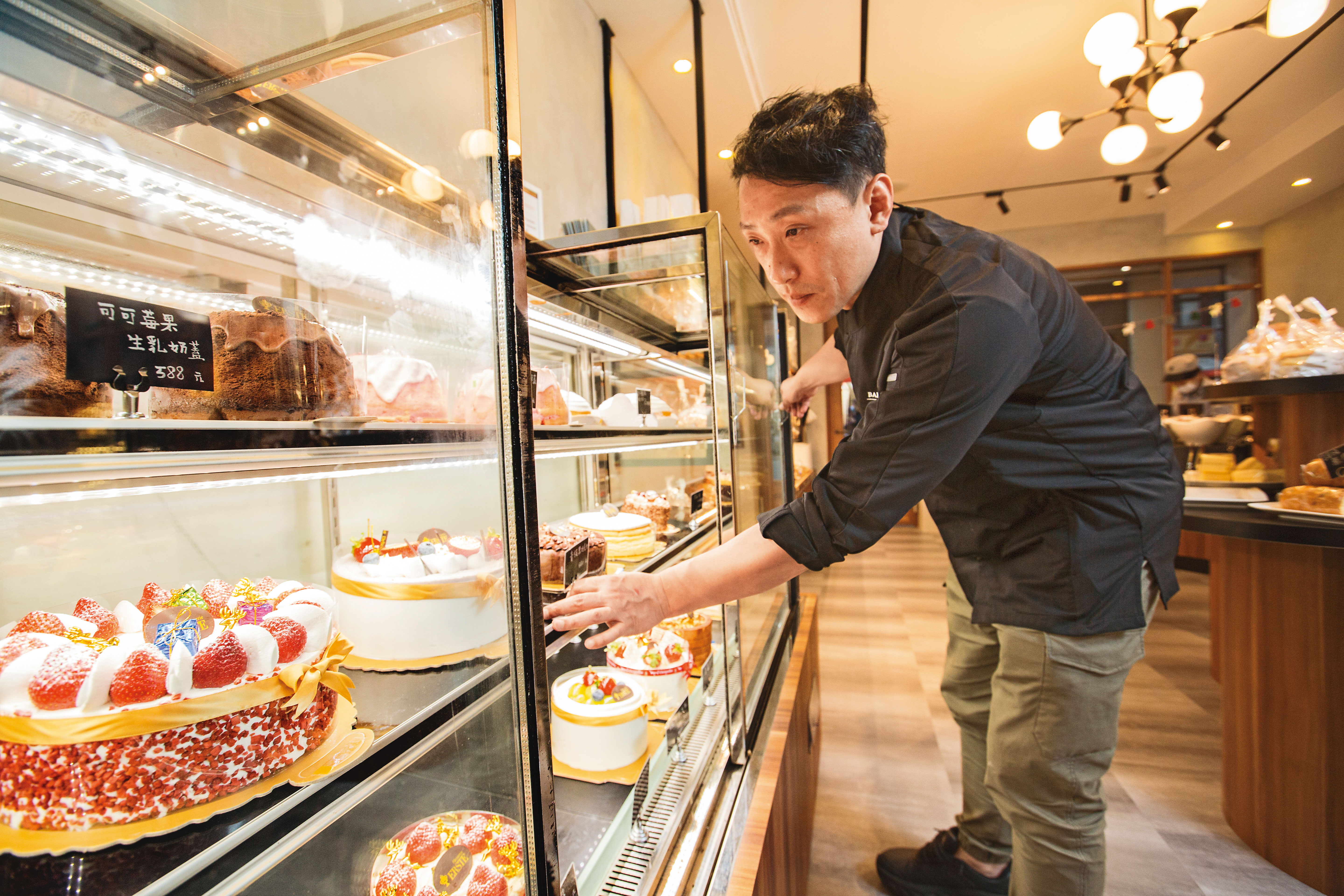 家族早期經營基隆傳統糕餅店，楊嘉明卻被精緻蛋糕吸引，18歲就到台北學藝，什麼糕點都難不倒他