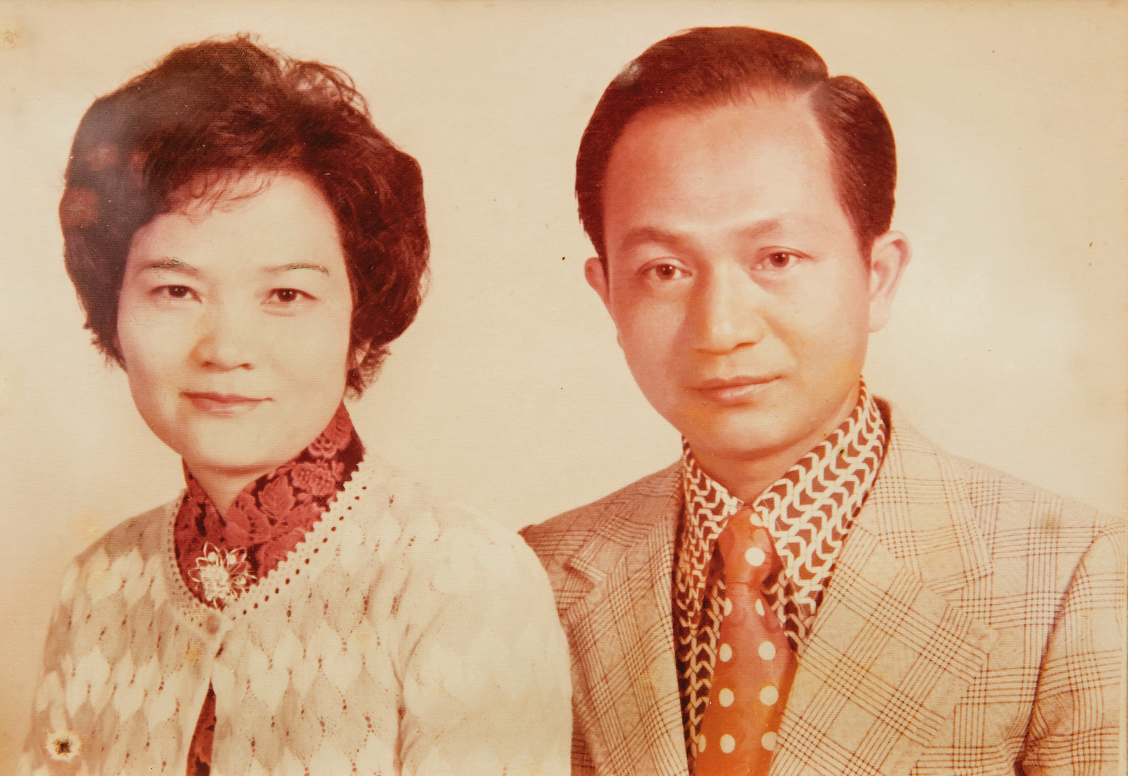 郭正義（右）初創業時，唯一的員工是妻子陳月娥（左），她幫忙記帳、接電話、接待門市顧客，是最佳後援部隊。（郭貴蓉提供）