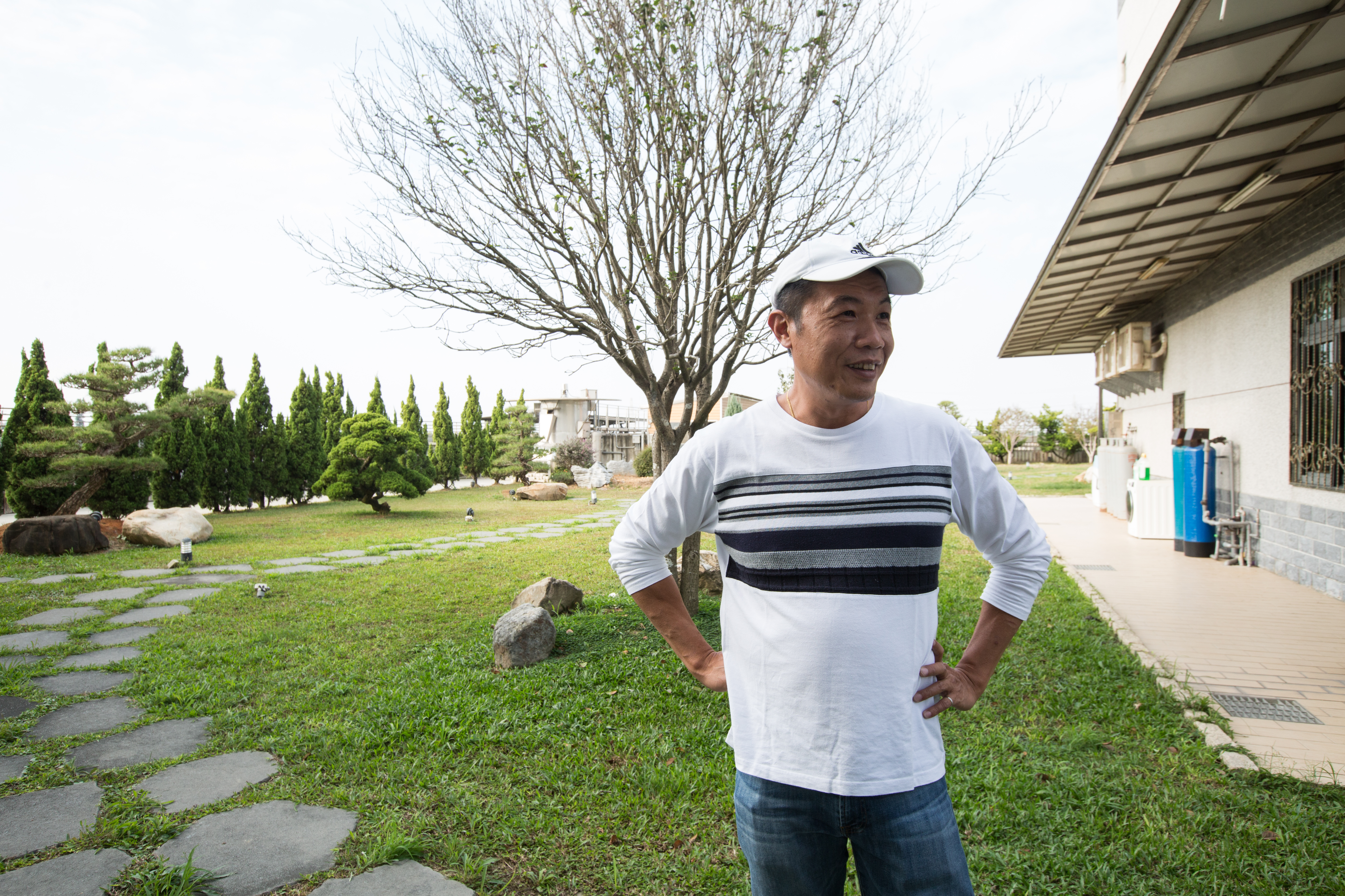 高浚泓努力融入地方，他用田園概念打造養雞舍，改變地方上對於傳統雞舍的刻板印象。