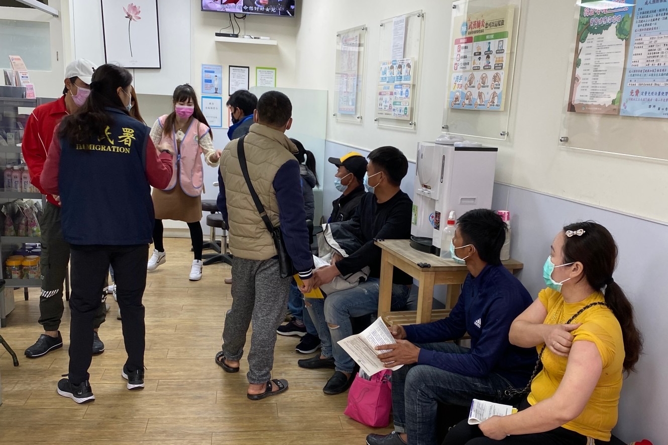 外國移工施打疫苗完成在診所內等候觀察。（移民署提供）