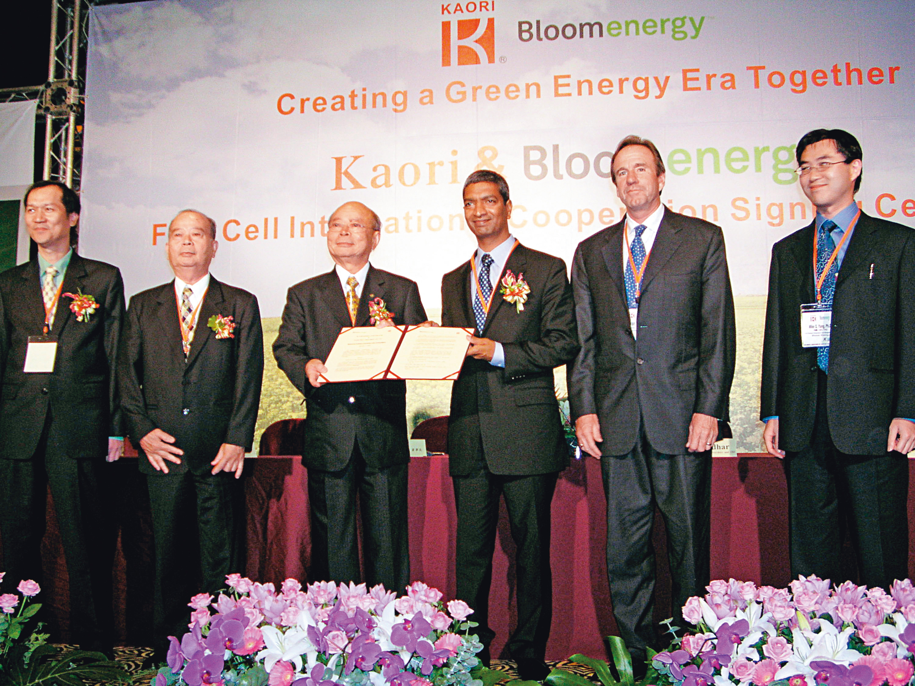 高力董座韓顯壽(左3)憑藉者優異的工廠管理與研發實力,一舉拿下Bloom Energy訂單,進軍燃料電池產業。(中央社)